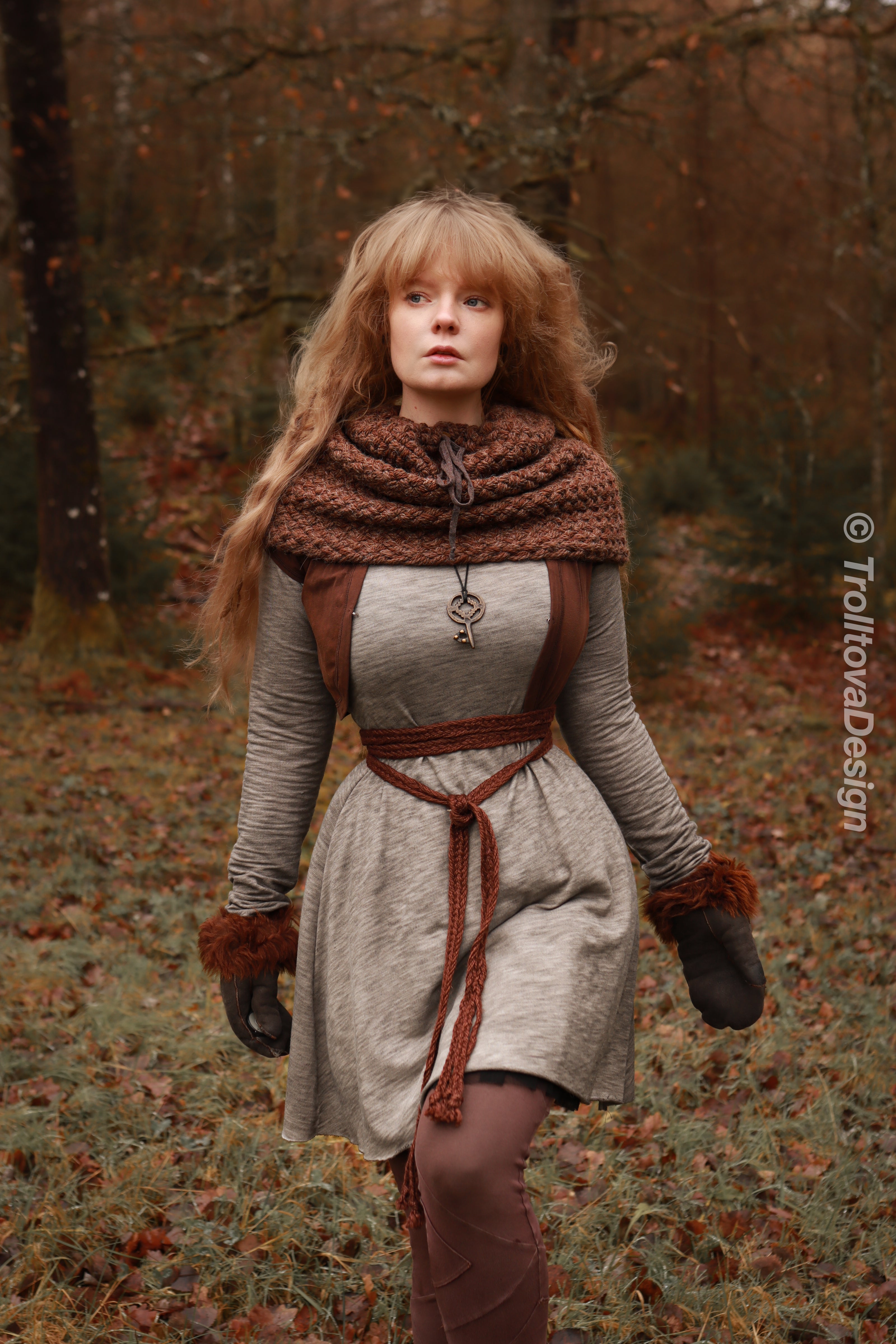 Handwoven snood in brown wool and alpaca with drawstring.