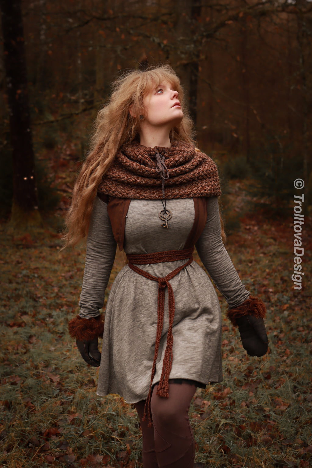 Handwoven snood in brown wool and alpaca with drawstring.