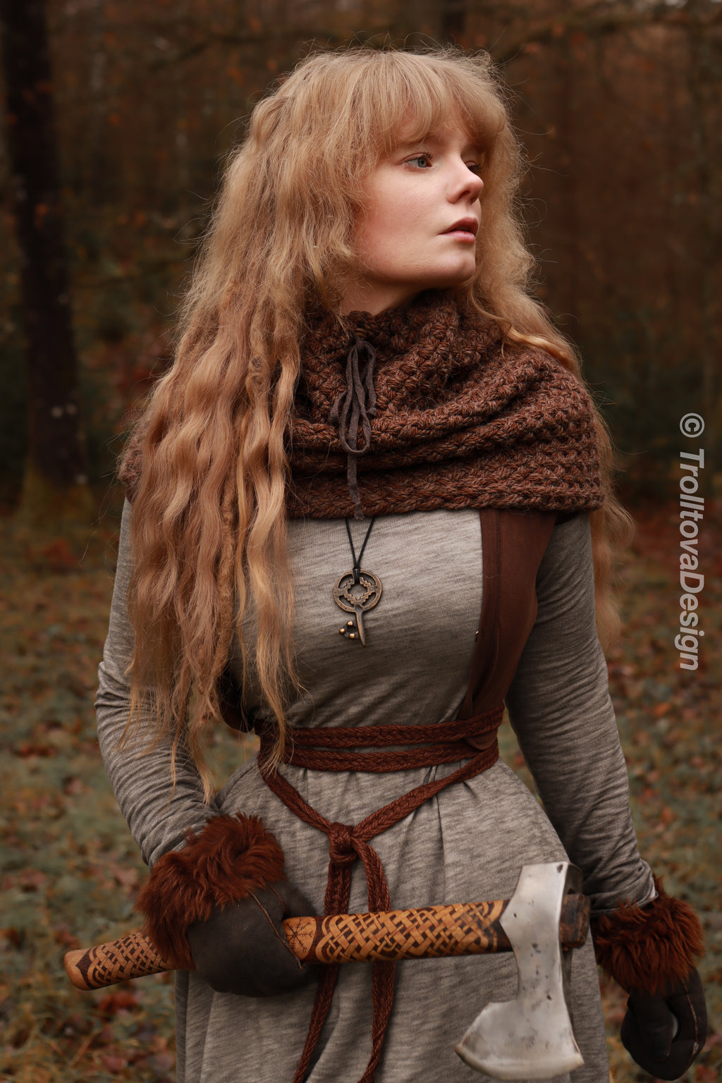 Handwoven snood in brown wool and alpaca with drawstring.