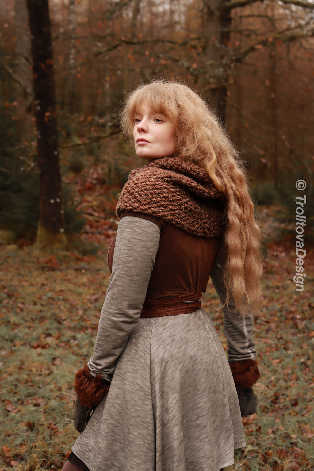 Handwoven snood in brown wool and alpaca with drawstring.