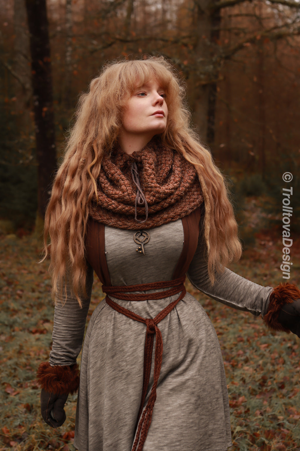 Handwoven snood in brown wool and alpaca with drawstring.