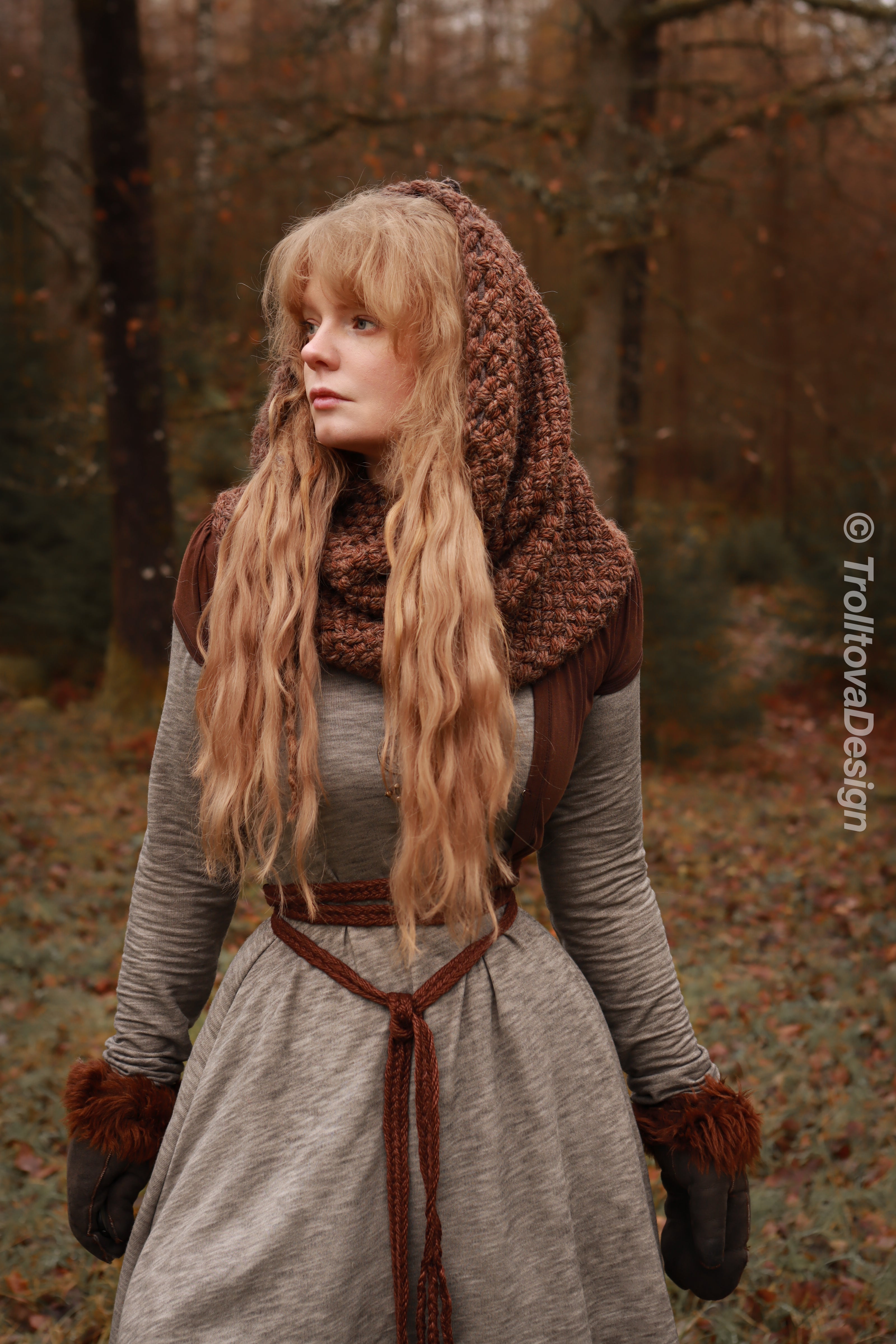 Handwoven snood in brown wool and alpaca with drawstring.