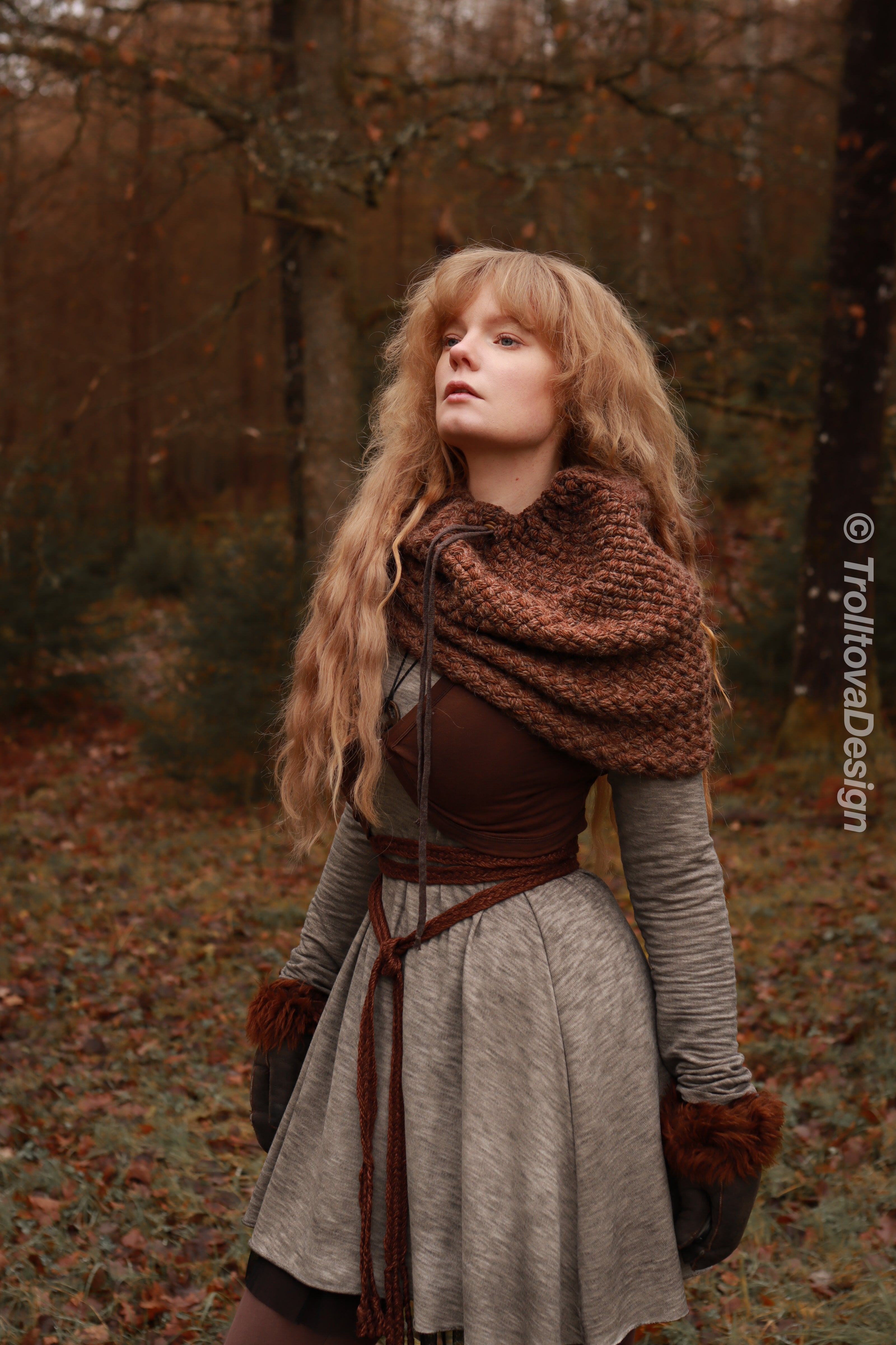 Handwoven snood in brown wool and alpaca with drawstring.