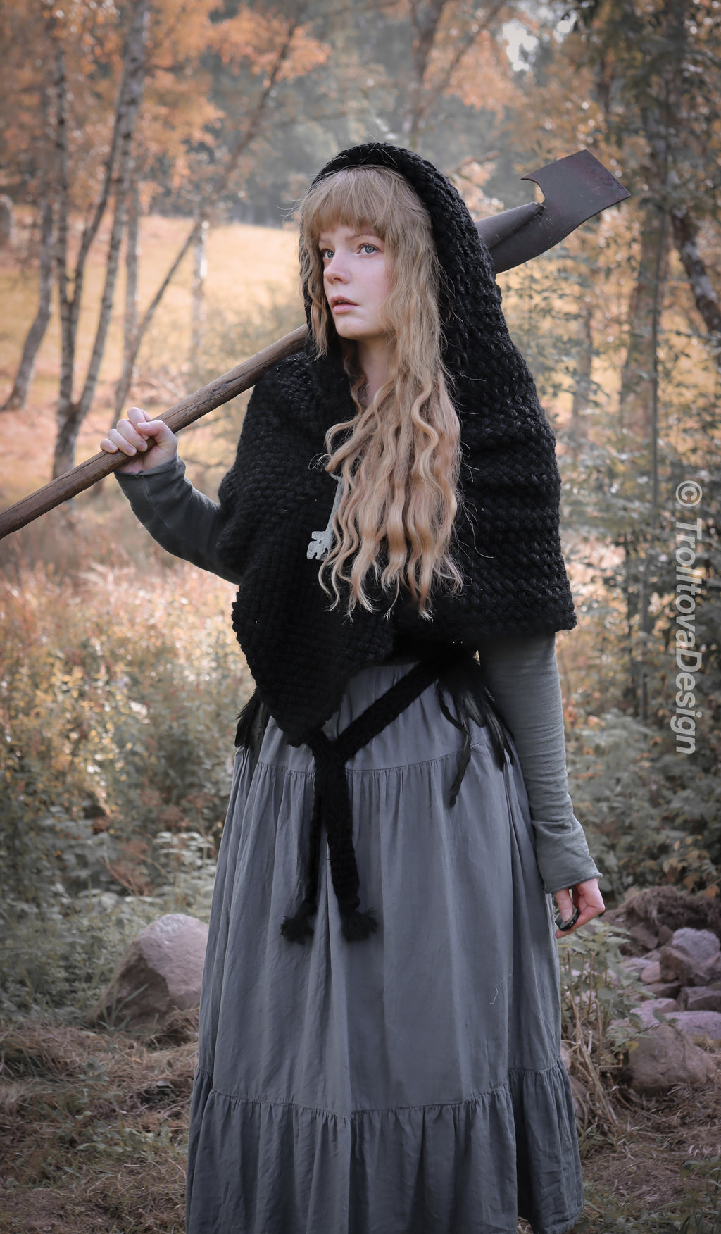 Big Skjoldehamn inspired hood in black wool and alpaca. Handwoven.