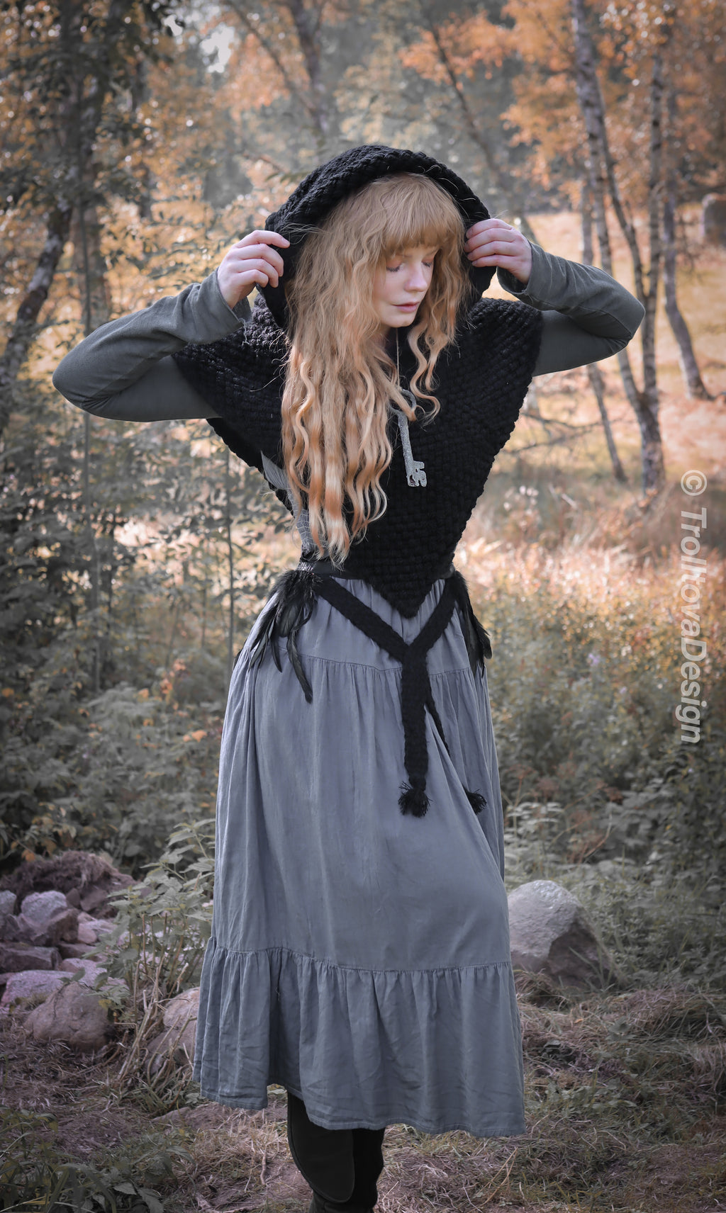 Big Skjoldehamn inspired hood in black wool and alpaca. Handwoven.