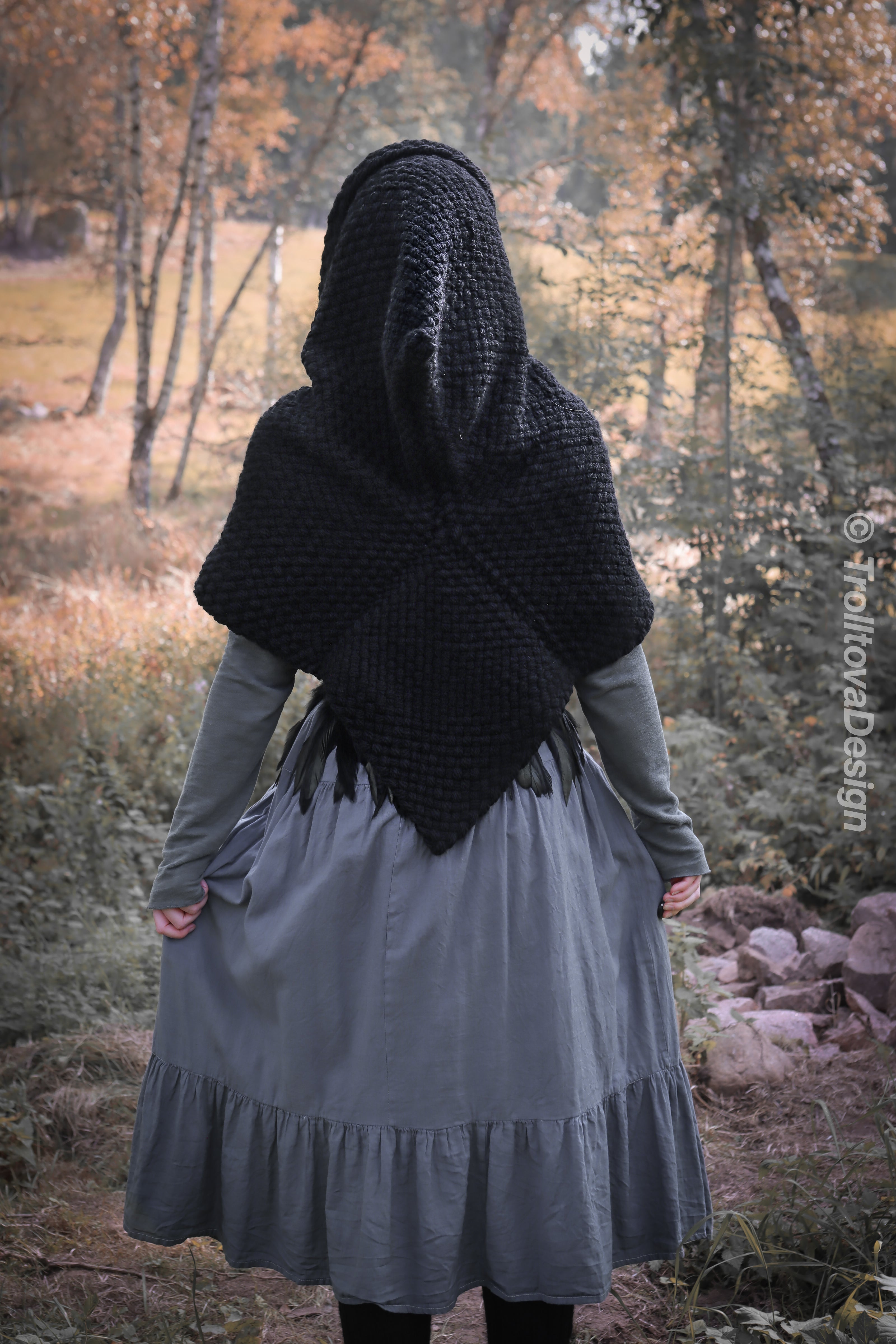 Big Skjoldehamn inspired hood in black wool and alpaca. Handwoven.