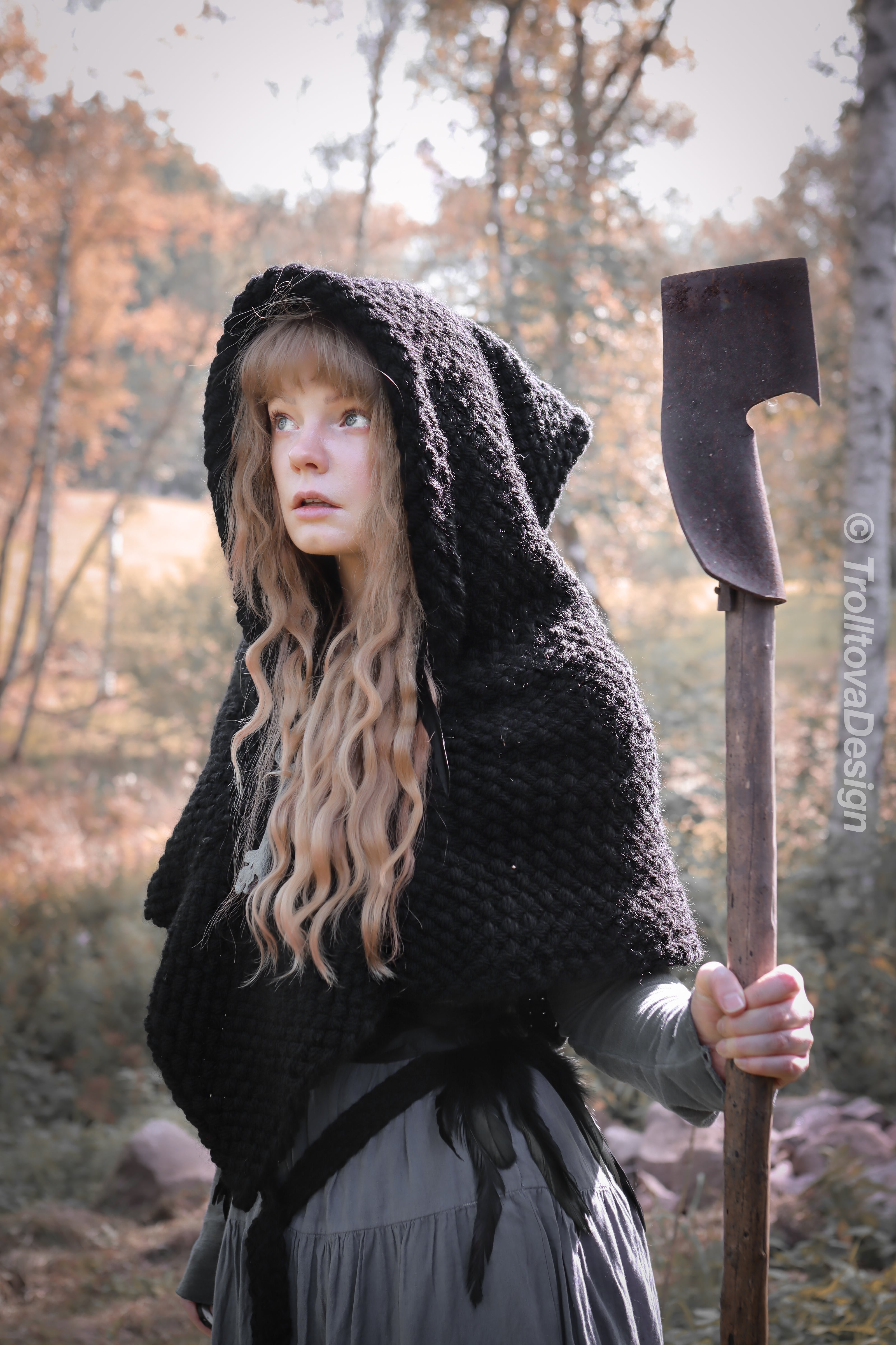 Big Skjoldehamn inspired hood in black wool and alpaca. Handwoven.