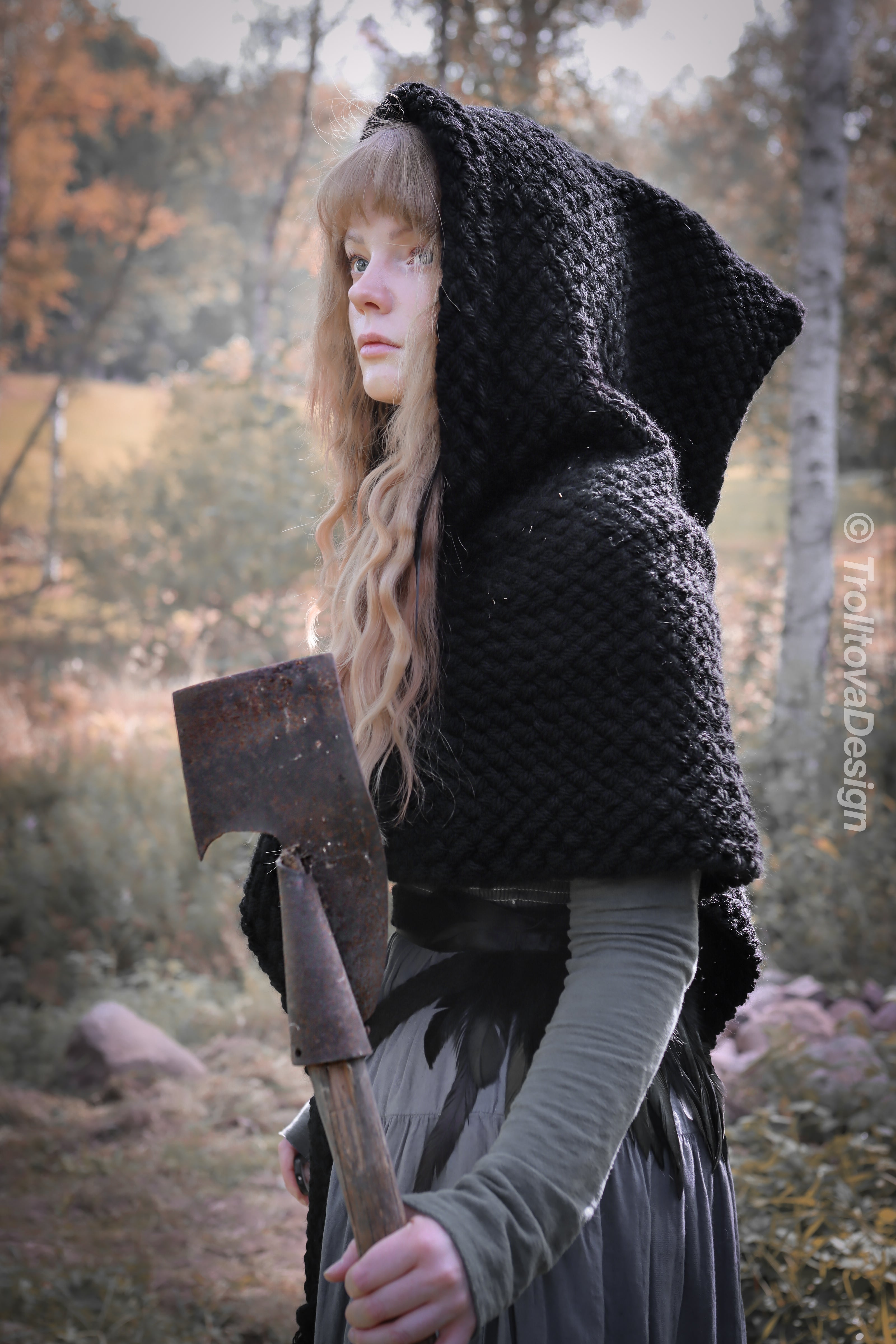 Big Skjoldehamn inspired hood in black wool and alpaca. Handwoven.