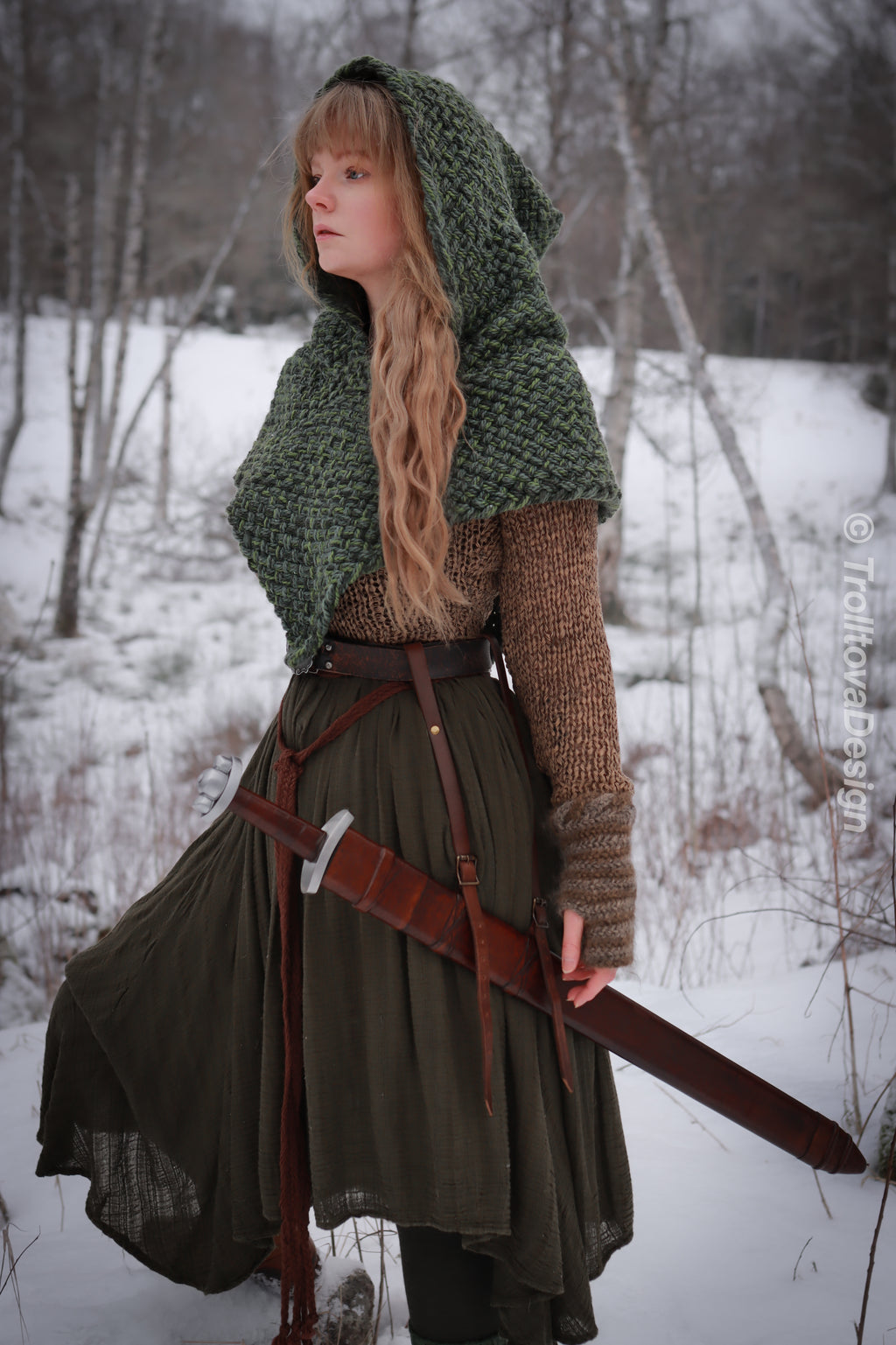 Small handwoven Skjoldehamn inspired hood in forest green wool and alpaca.