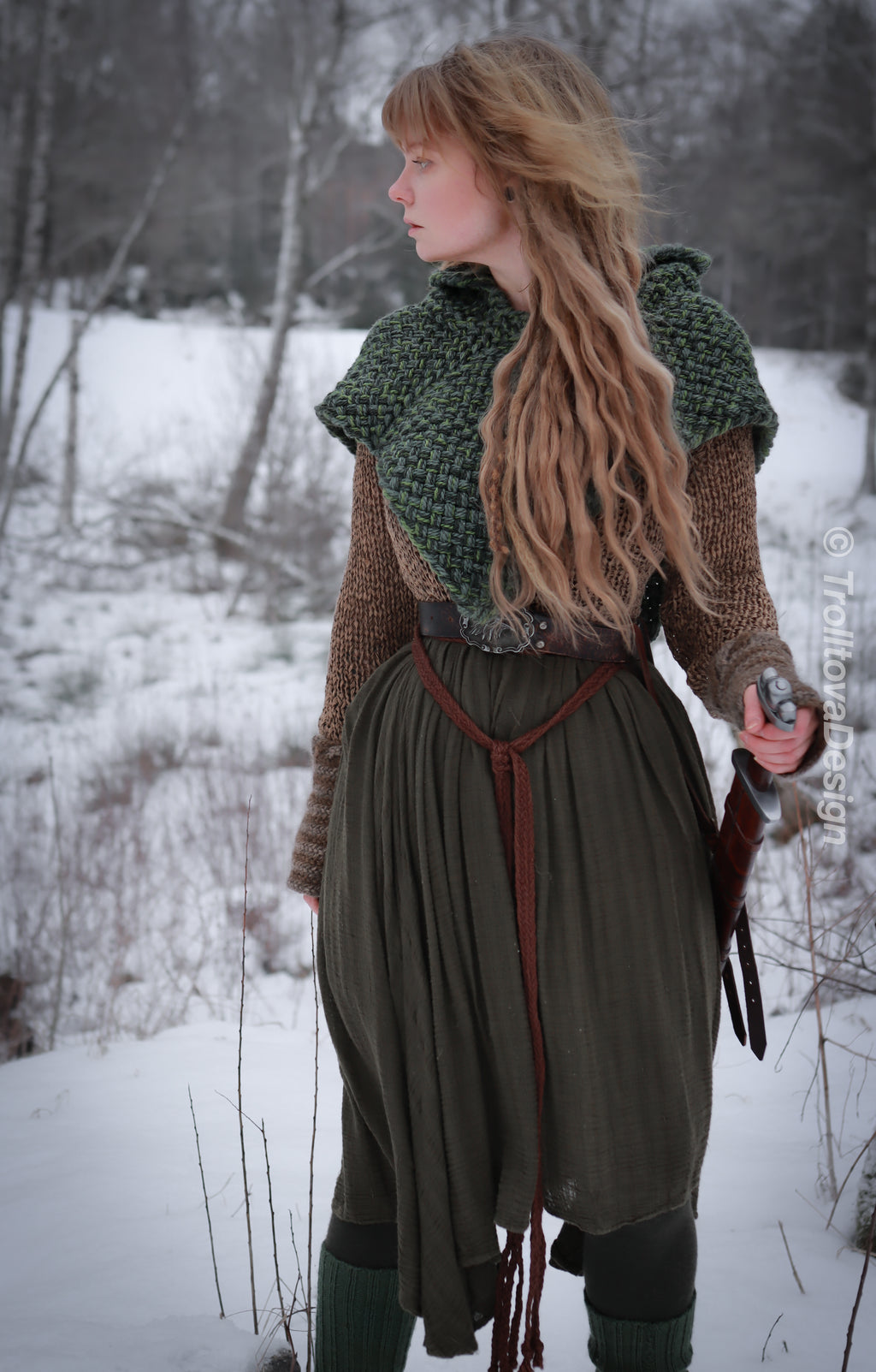 Small handwoven Skjoldehamn inspired hood in forest green wool and alpaca.