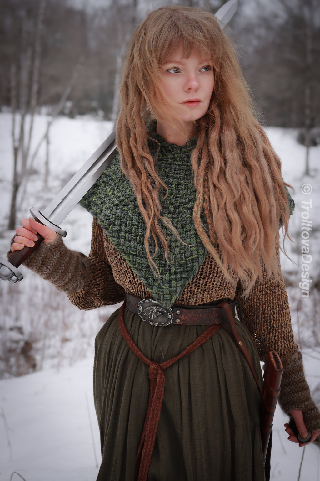 Small handwoven Skjoldehamn inspired hood in forest green wool and alpaca.
