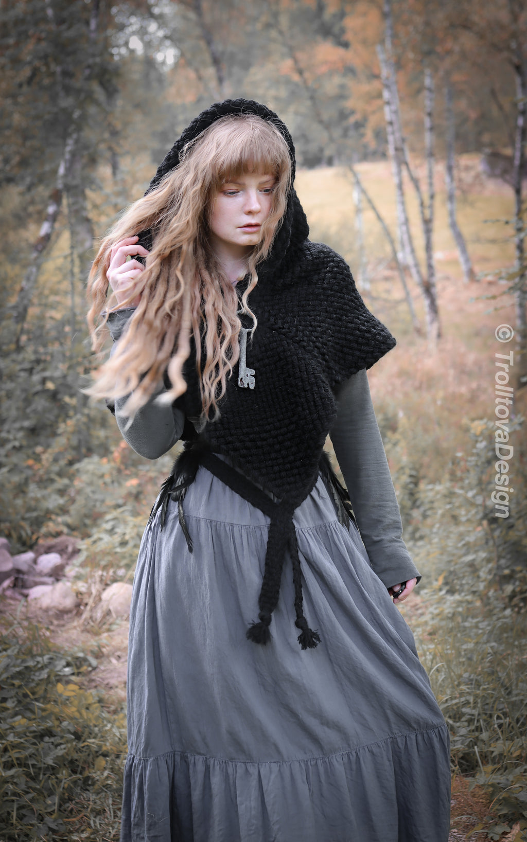 Big Skjoldehamn inspired hood in black wool and alpaca. Handwoven.
