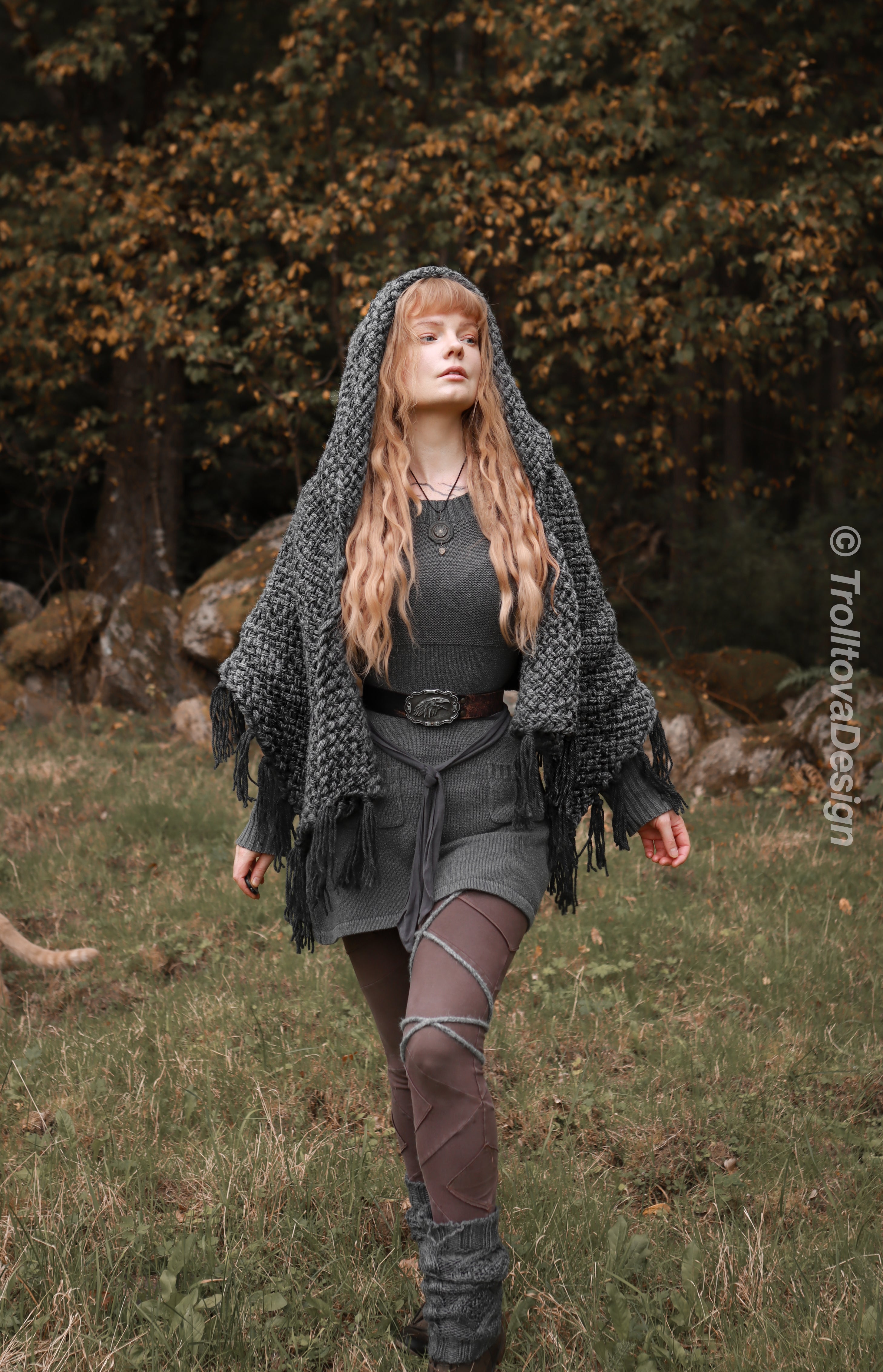 Handwoven hooded shawl in gray wool and alpaca.