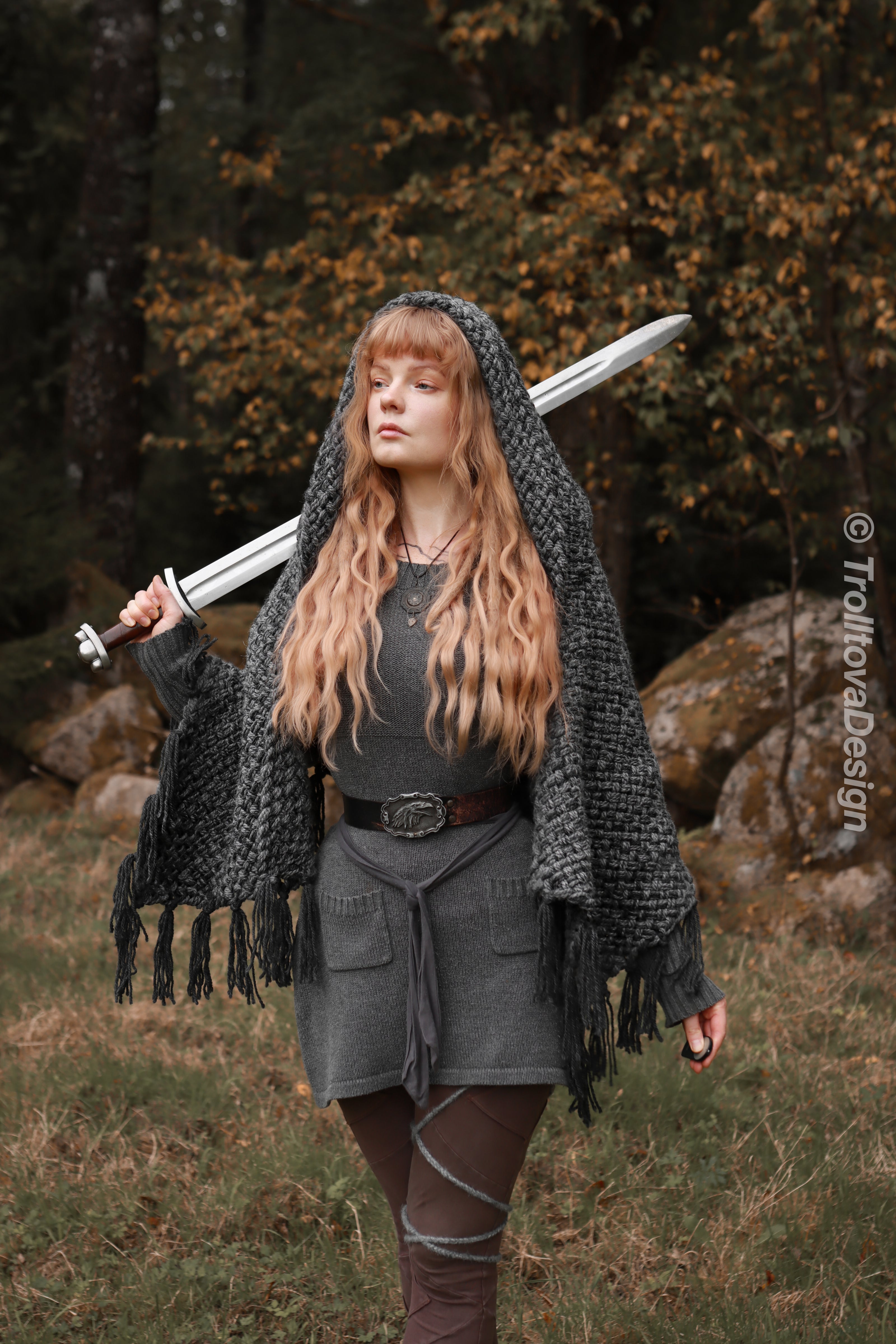 Handwoven hooded shawl in gray wool and alpaca.