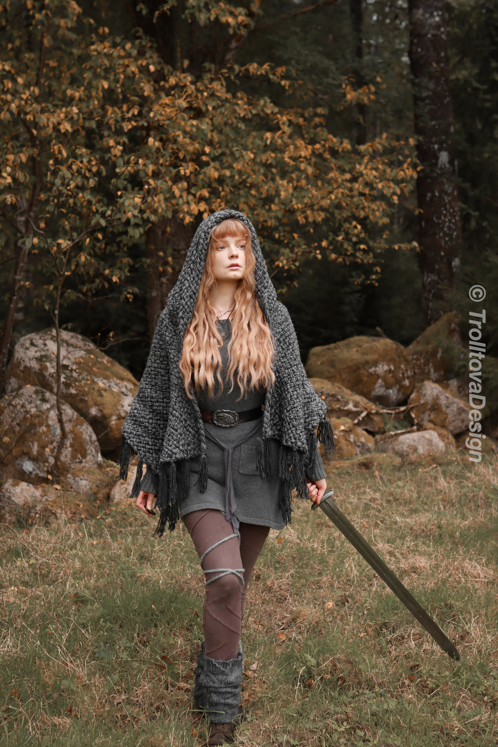 Handwoven hooded shawl in gray wool and alpaca.