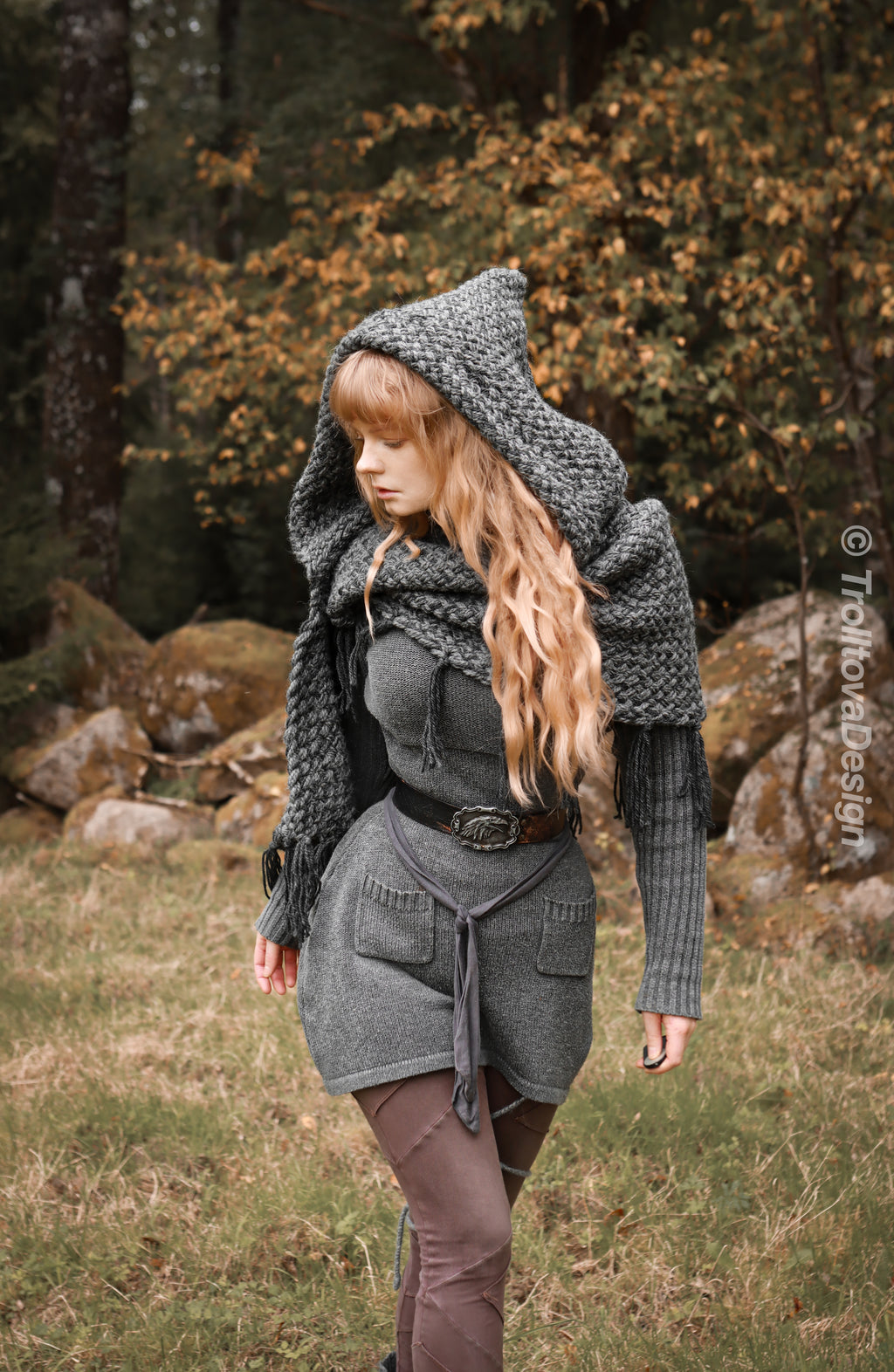 Handwoven hooded shawl in gray wool and alpaca.