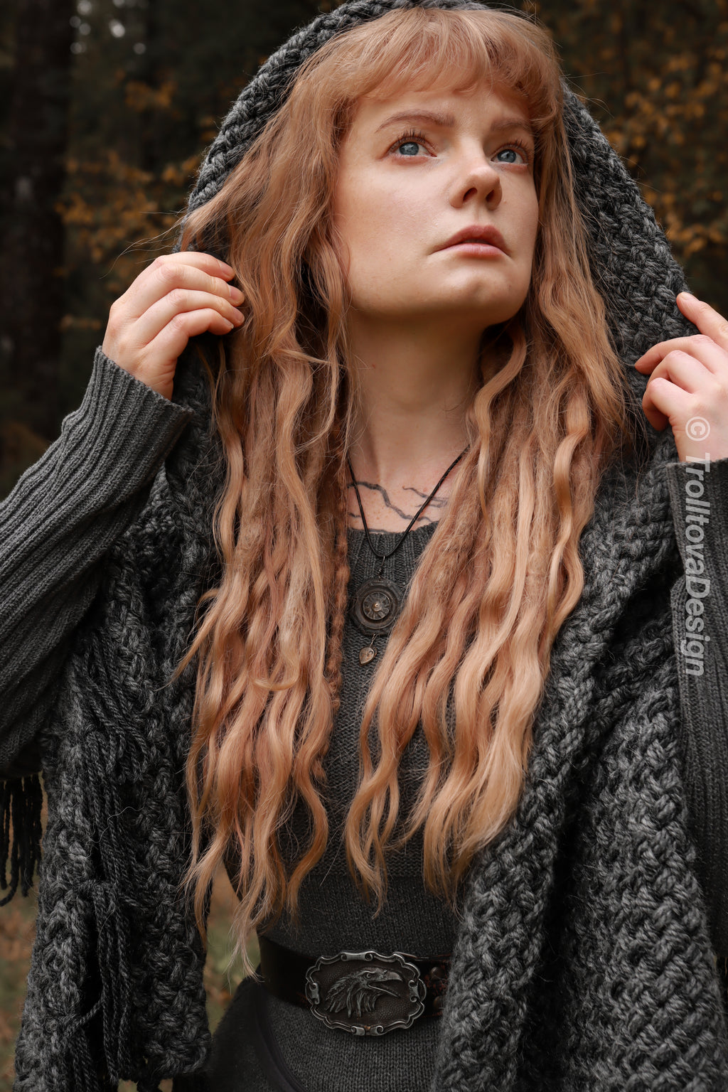 Handwoven hooded shawl in gray wool and alpaca.