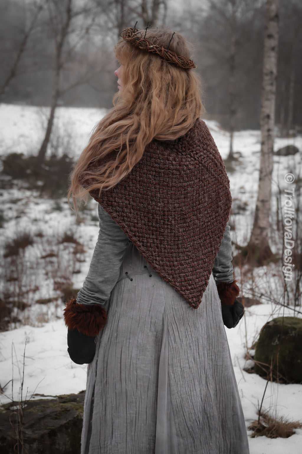 Handwoven twisted capelet in brown wool and alpaca.