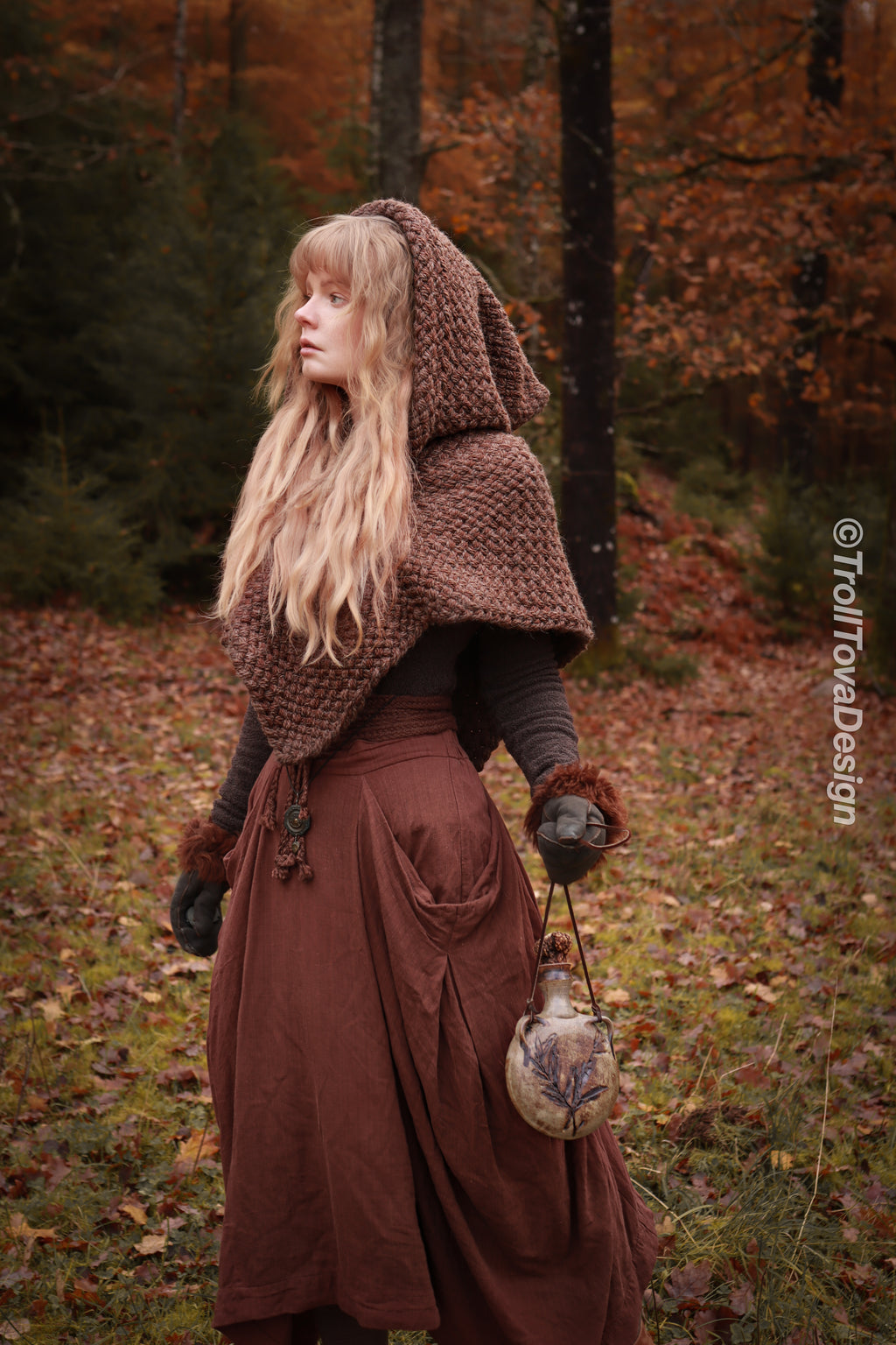 Big handwoven Skjoldehamn inspired hood in brown wool and alpaca.