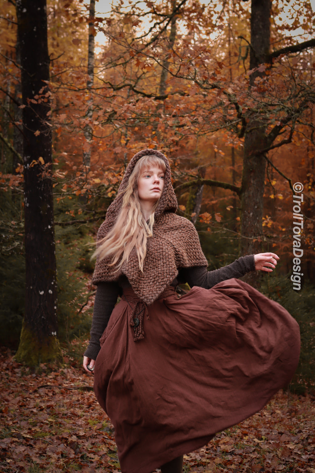 Big handwoven Skjoldehamn inspired hood in brown wool and alpaca.