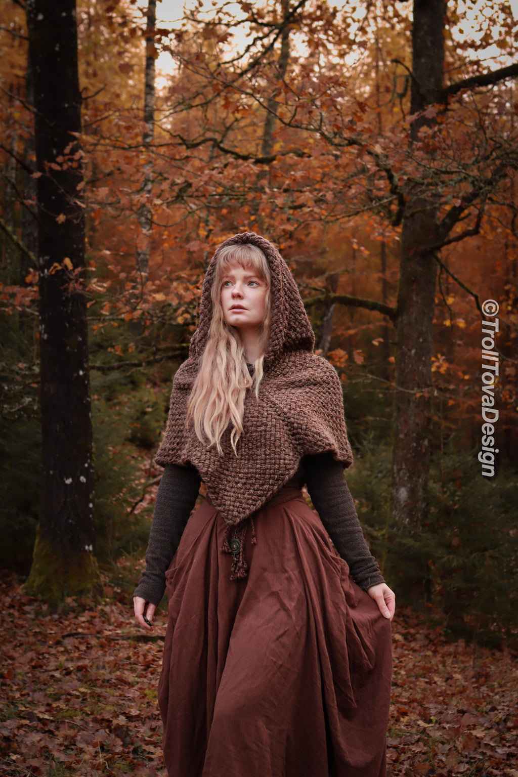 Big handwoven Skjoldehamn inspired hood in brown wool and alpaca.