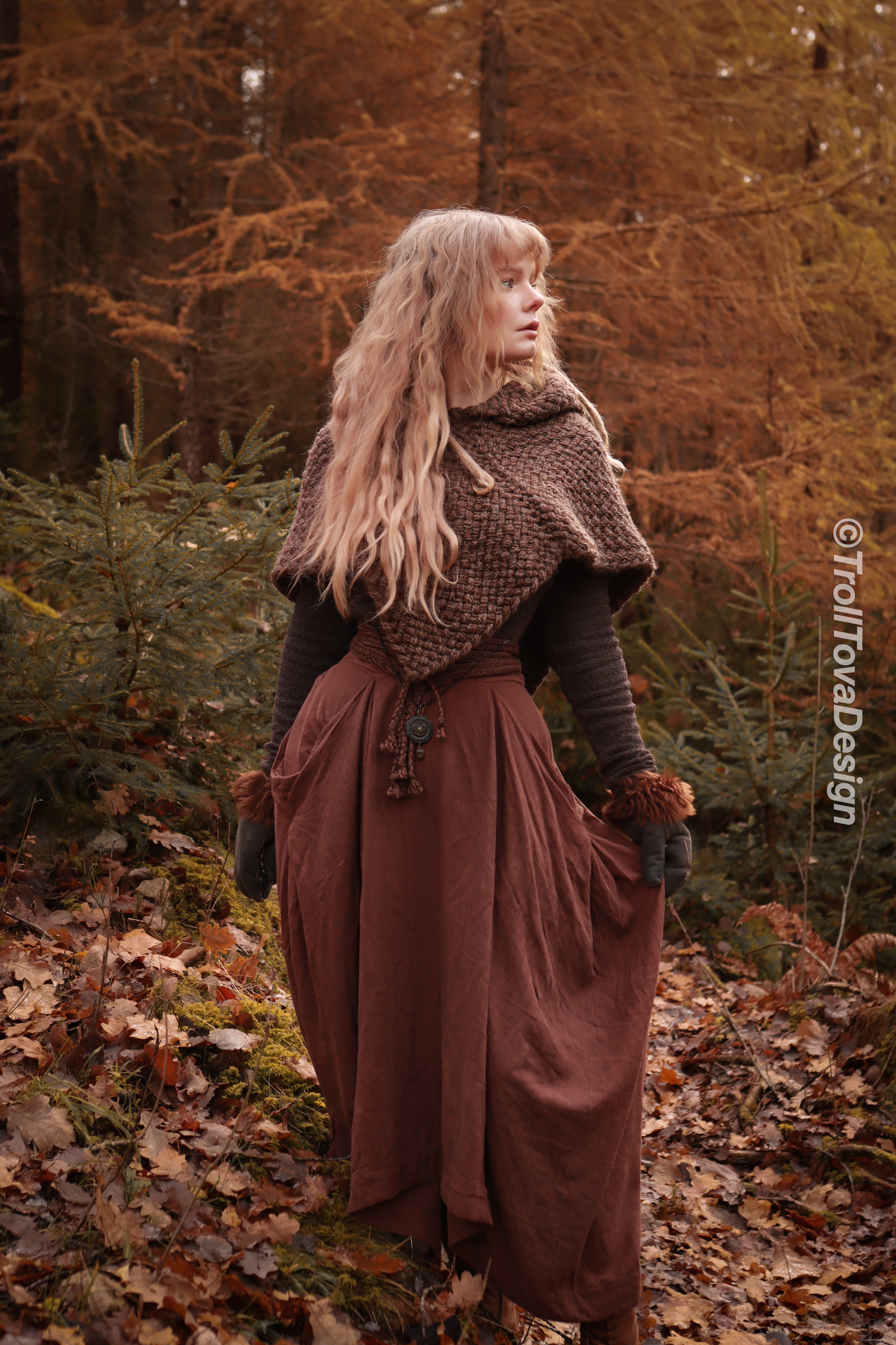 Big handwoven Skjoldehamn inspired hood in brown wool and alpaca.