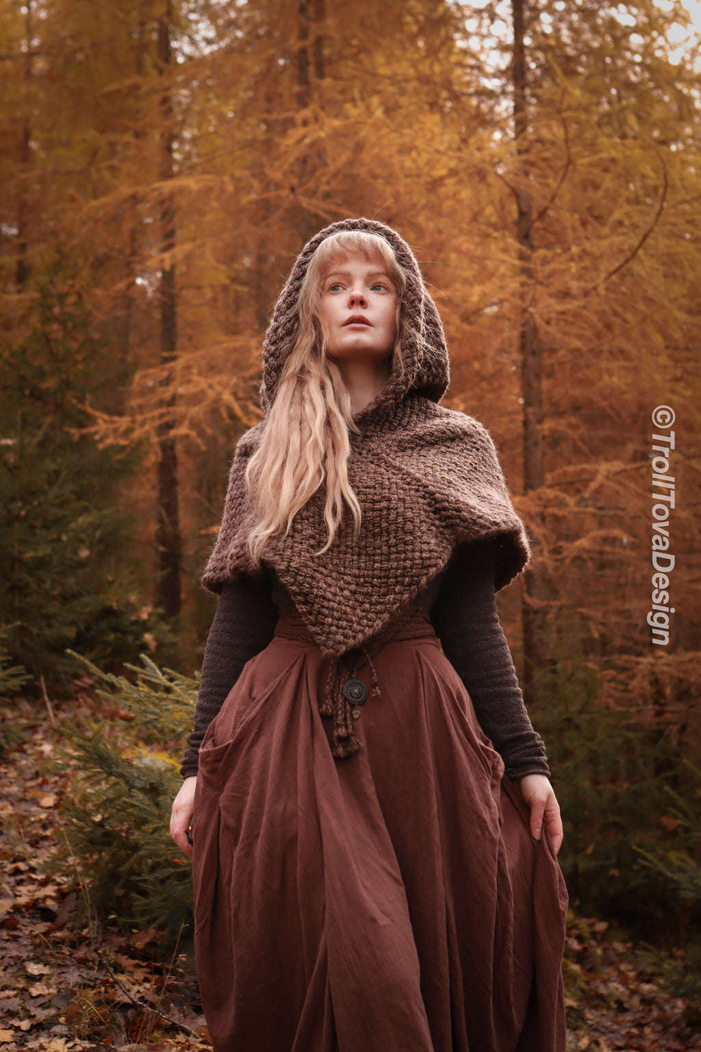 Big handwoven Skjoldehamn inspired hood in brown wool and alpaca.