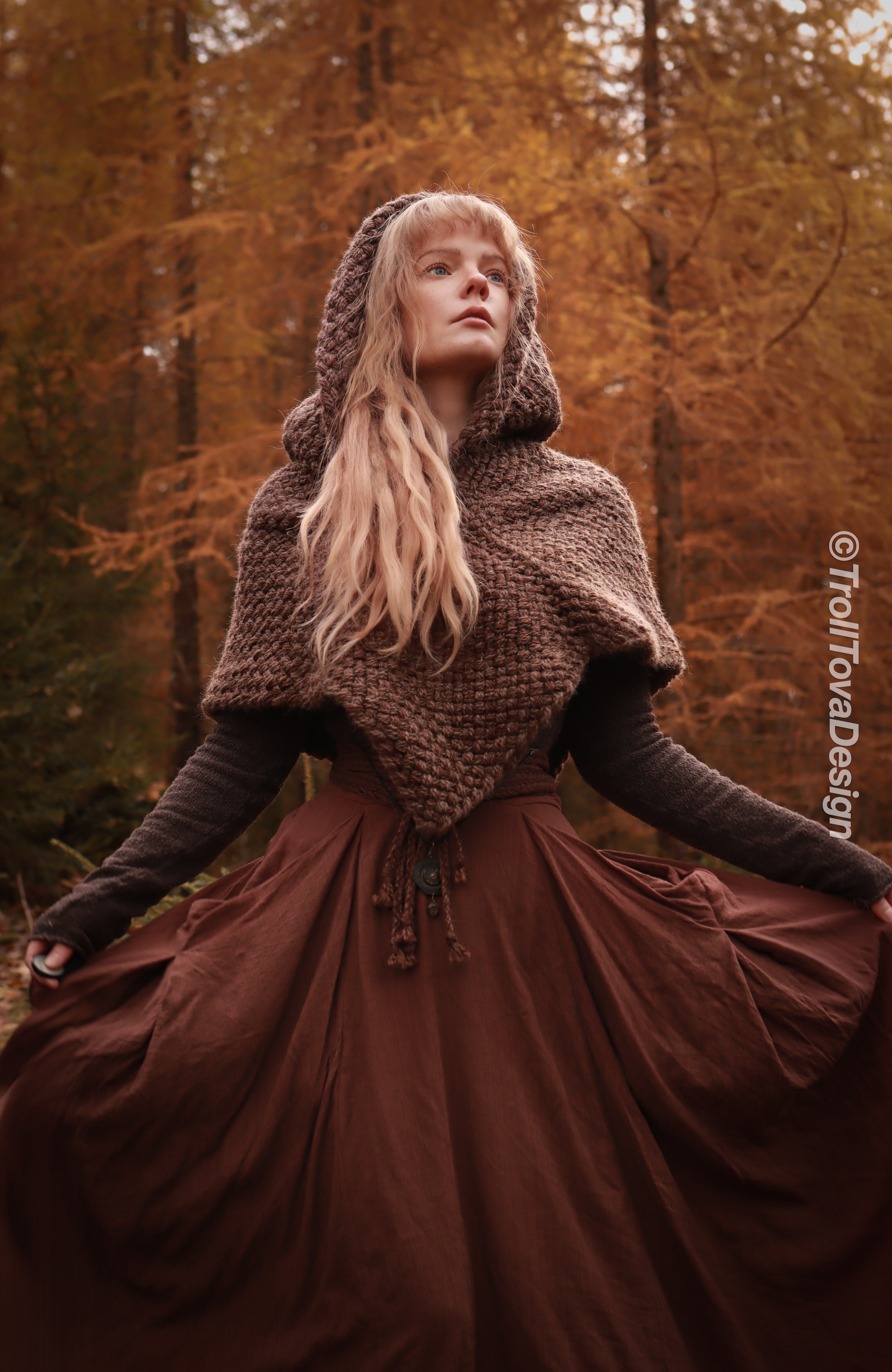 Big handwoven Skjoldehamn inspired hood in brown wool and alpaca.