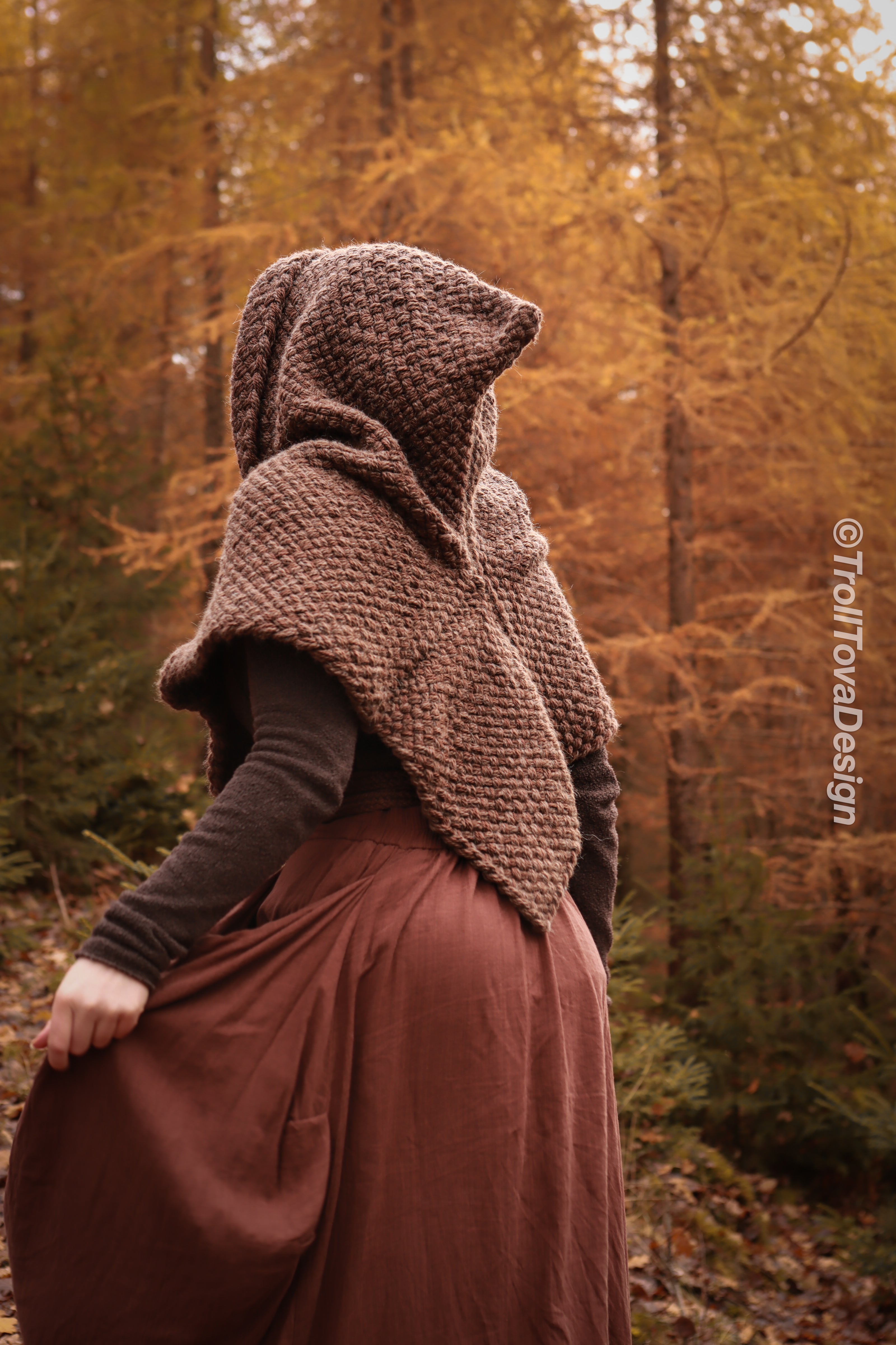 Big handwoven Skjoldehamn inspired hood in brown wool and alpaca.