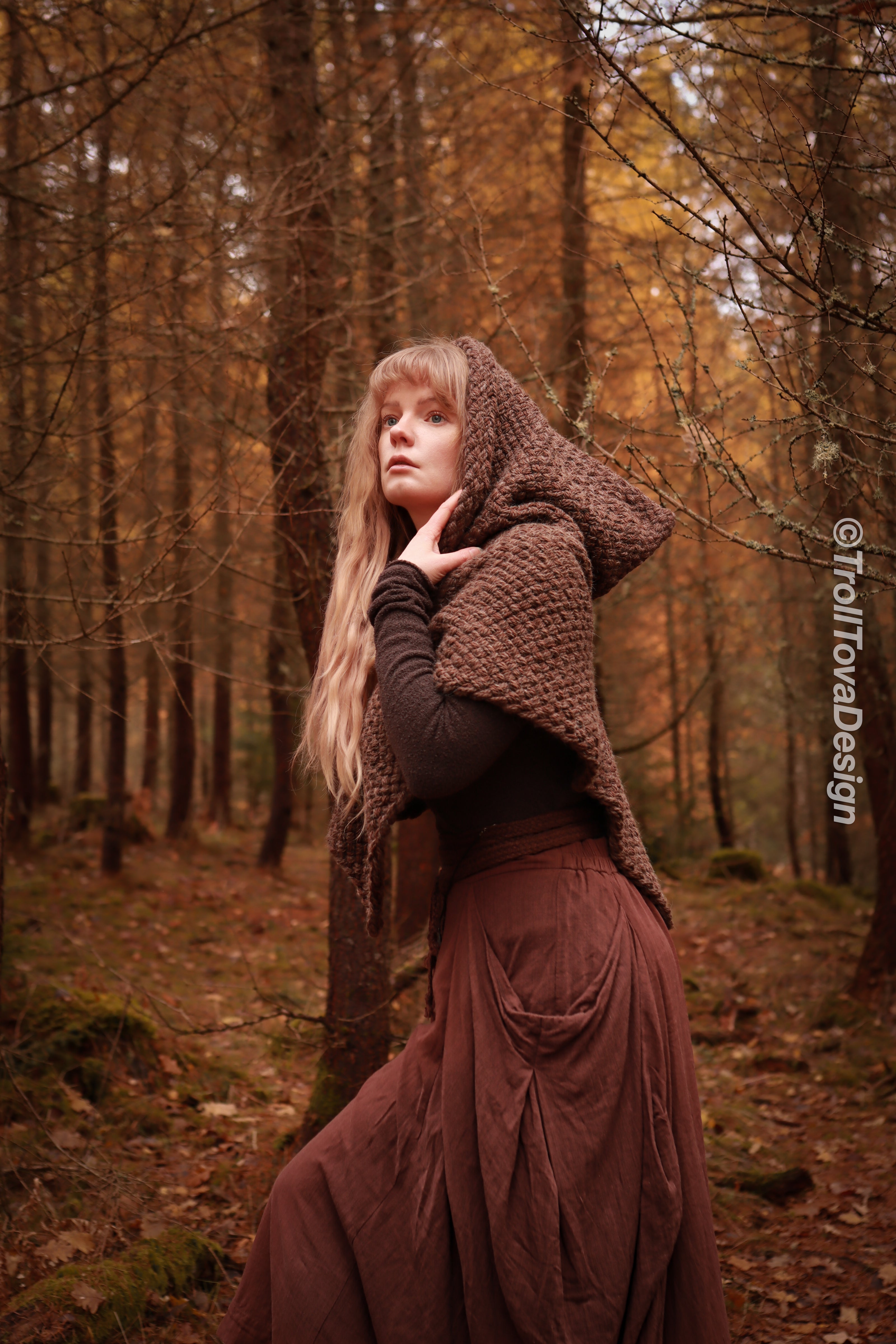 Big handwoven Skjoldehamn inspired hood in brown wool and alpaca.