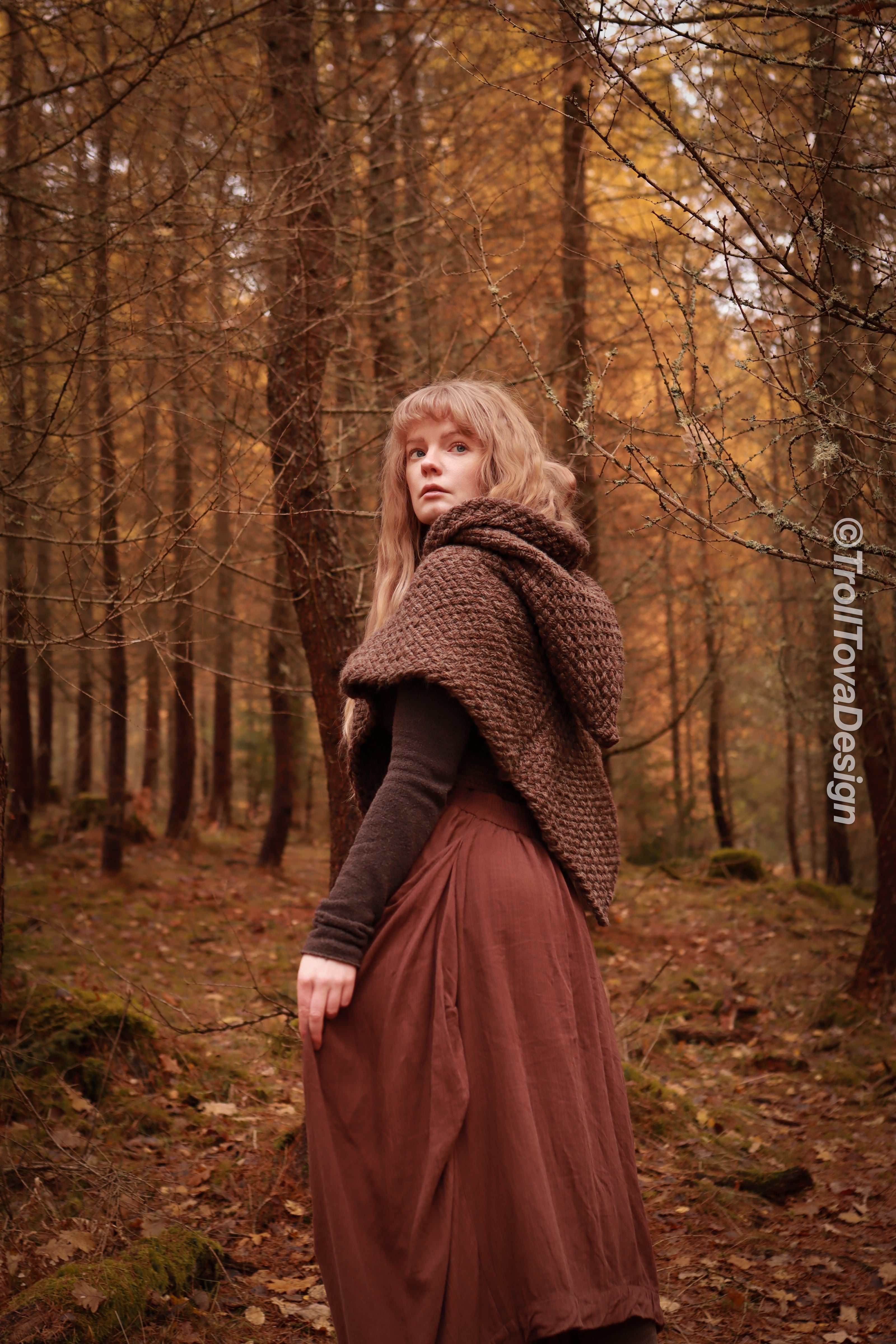 Big handwoven Skjoldehamn inspired hood in brown wool and alpaca.