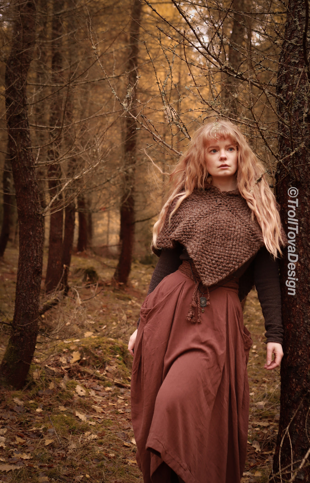 Big handwoven Skjoldehamn inspired hood in brown wool and alpaca.