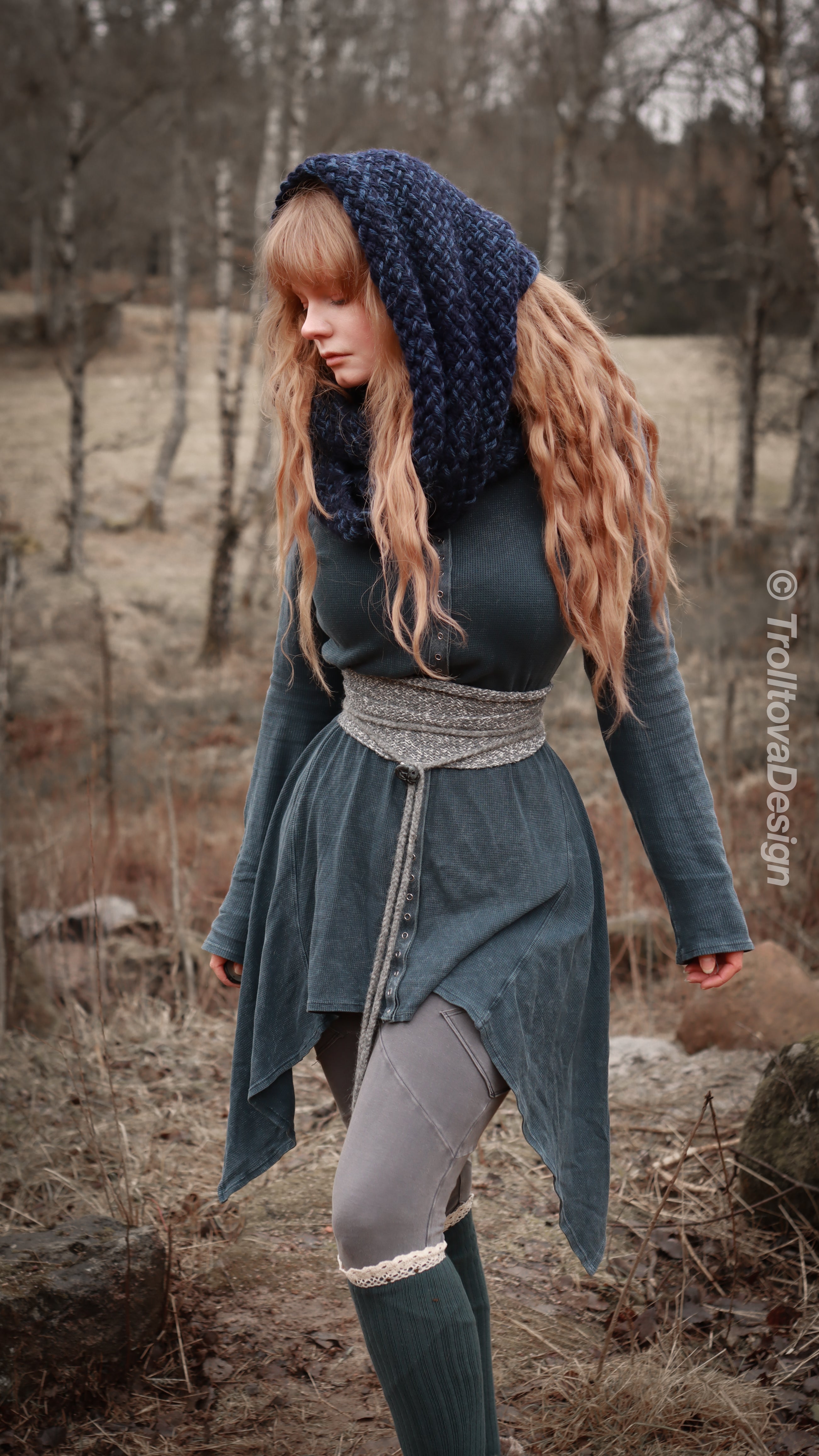 Handwoven extra long snood in dark blue wool and alpaca.