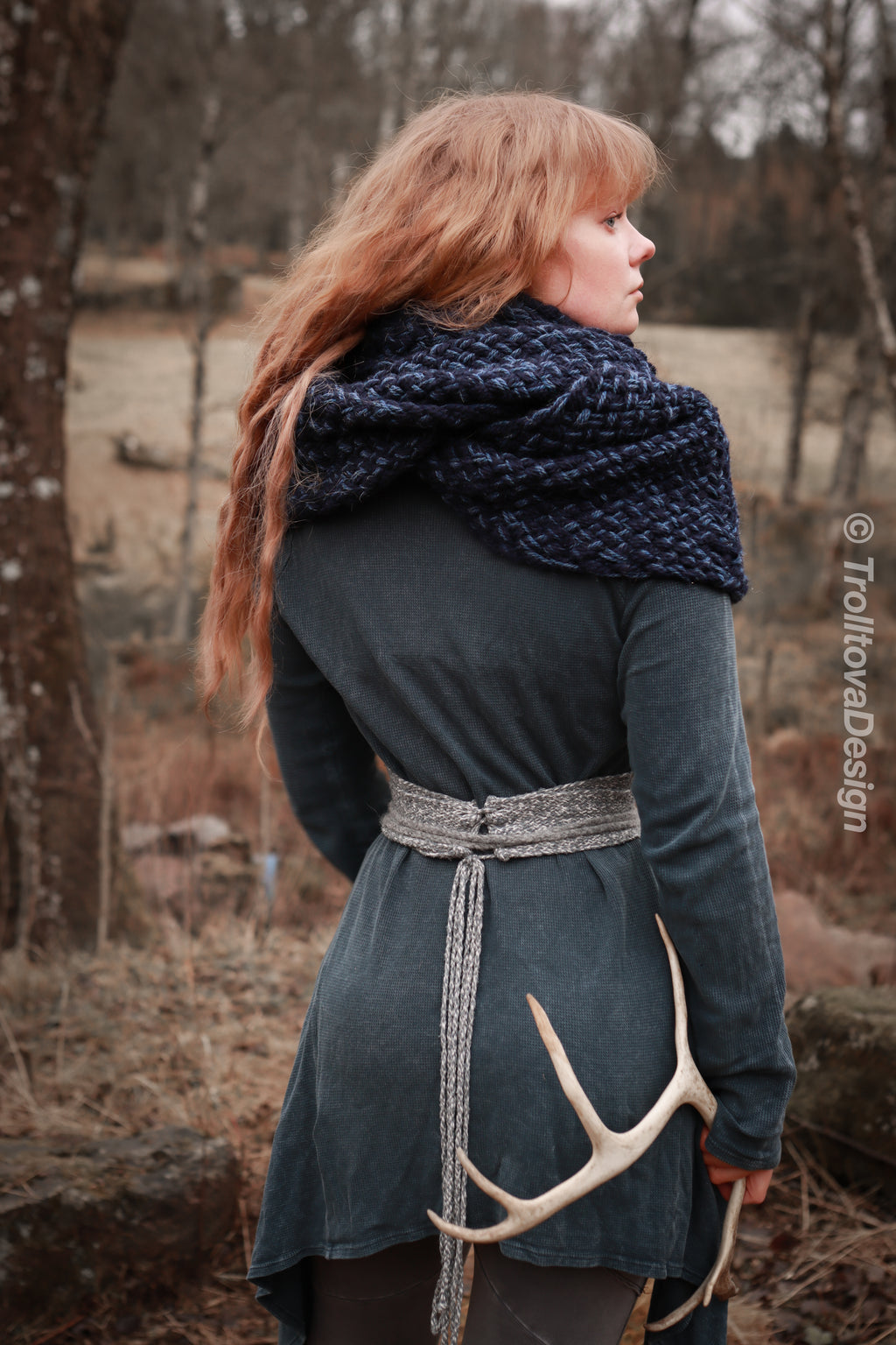 Handwoven extra long snood in dark blue wool and alpaca.
