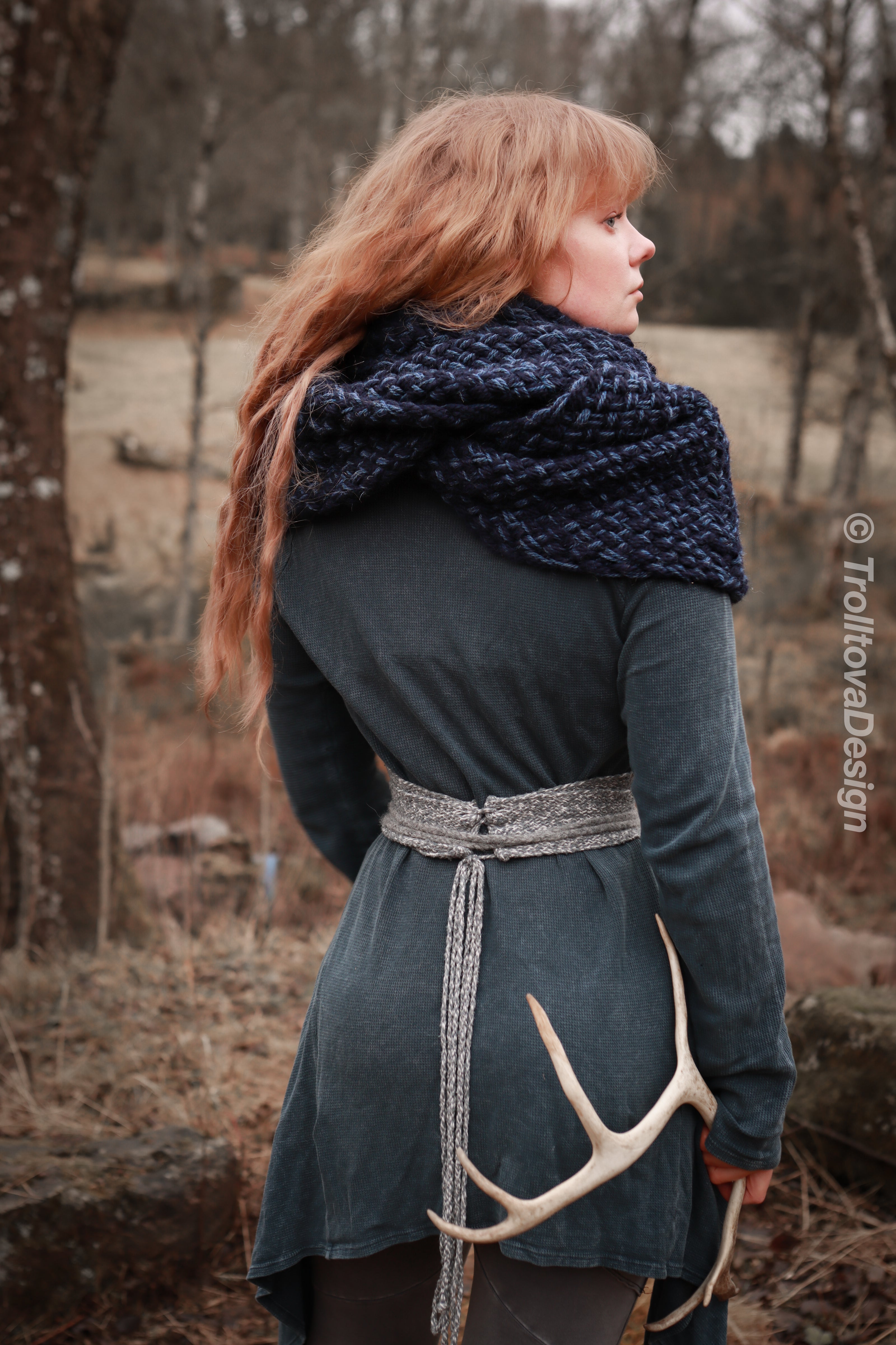 Handwoven extra long snood in dark blue wool and alpaca.