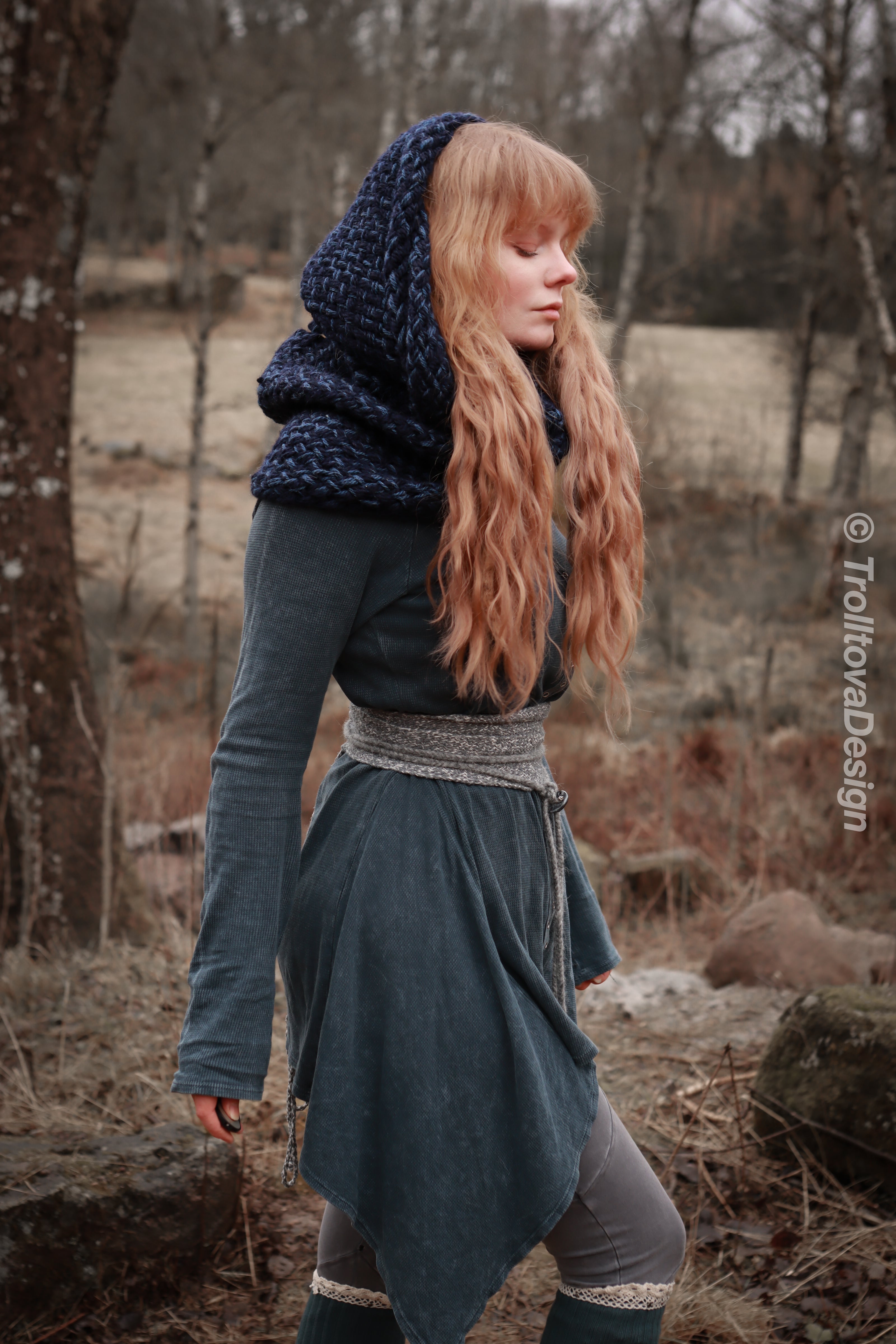 Handwoven extra long snood in dark blue wool and alpaca.