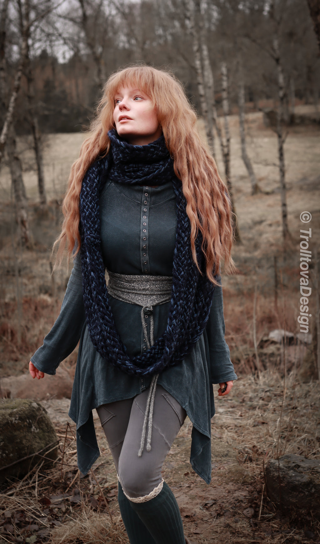 Handwoven extra long snood in dark blue wool and alpaca.