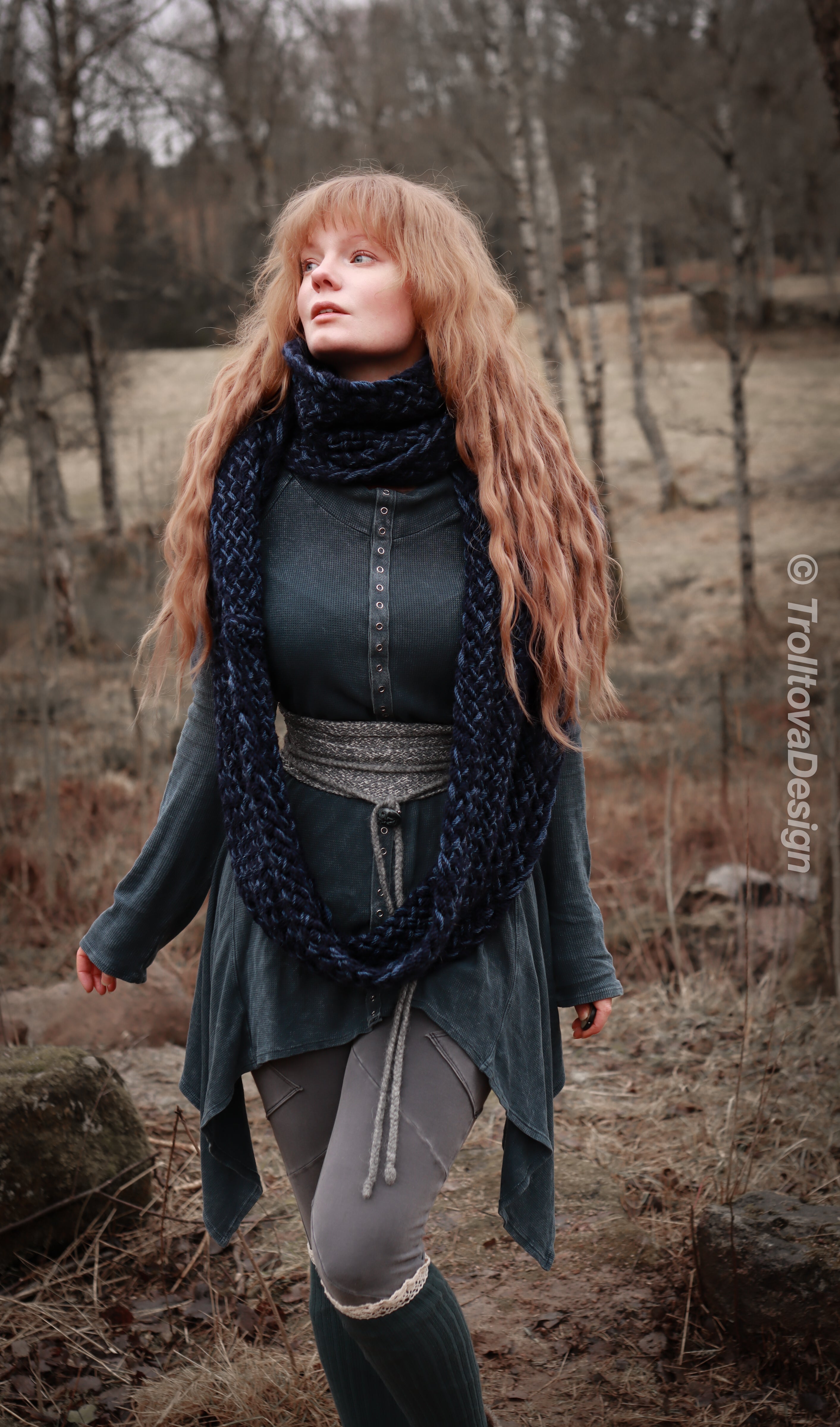 Handwoven extra long snood in dark blue wool and alpaca.