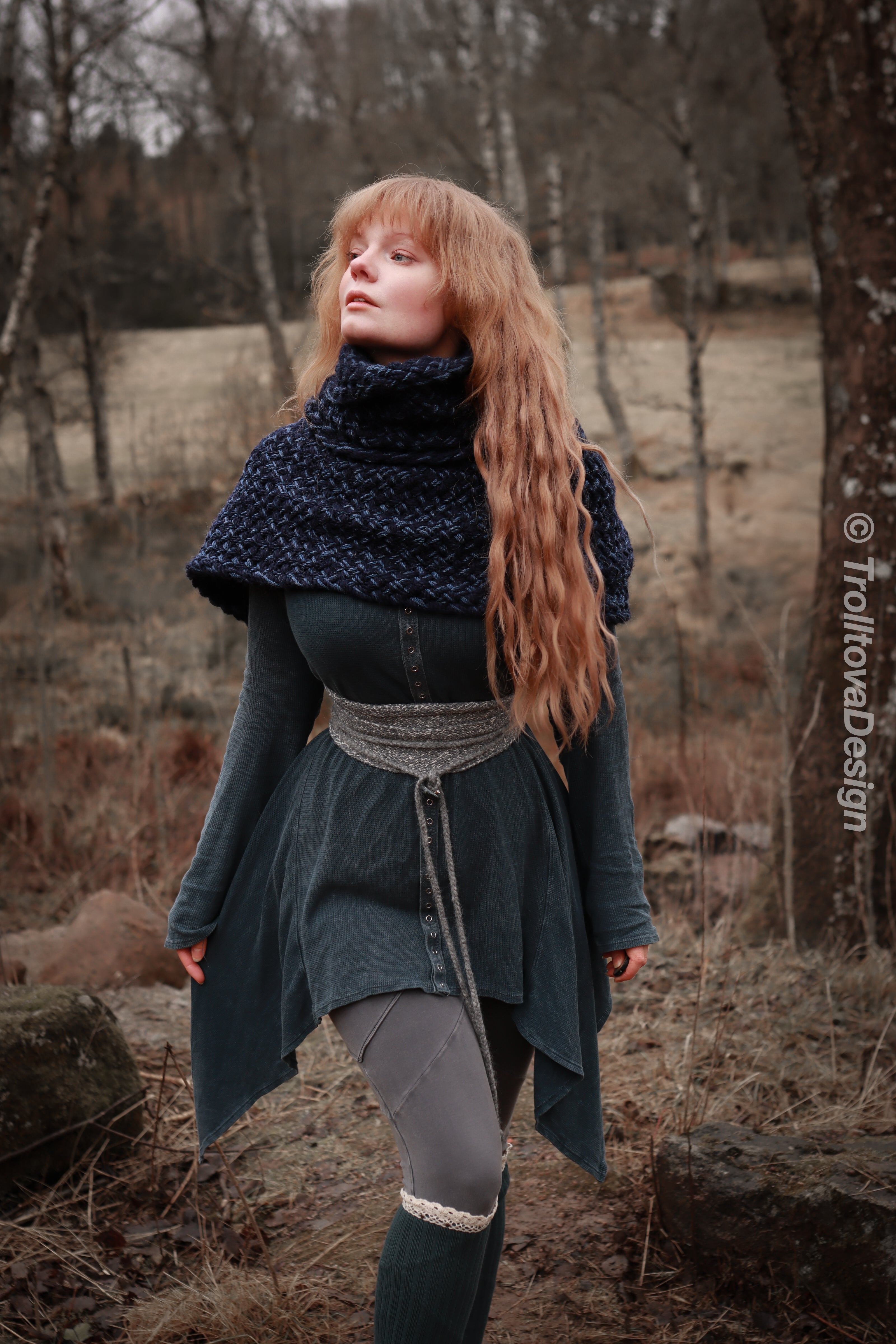 Handwoven extra long snood in dark blue wool and alpaca.