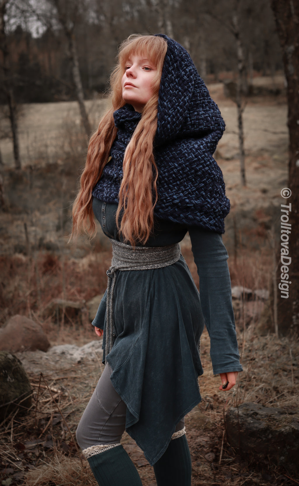 Handwoven extra long snood in dark blue wool and alpaca.