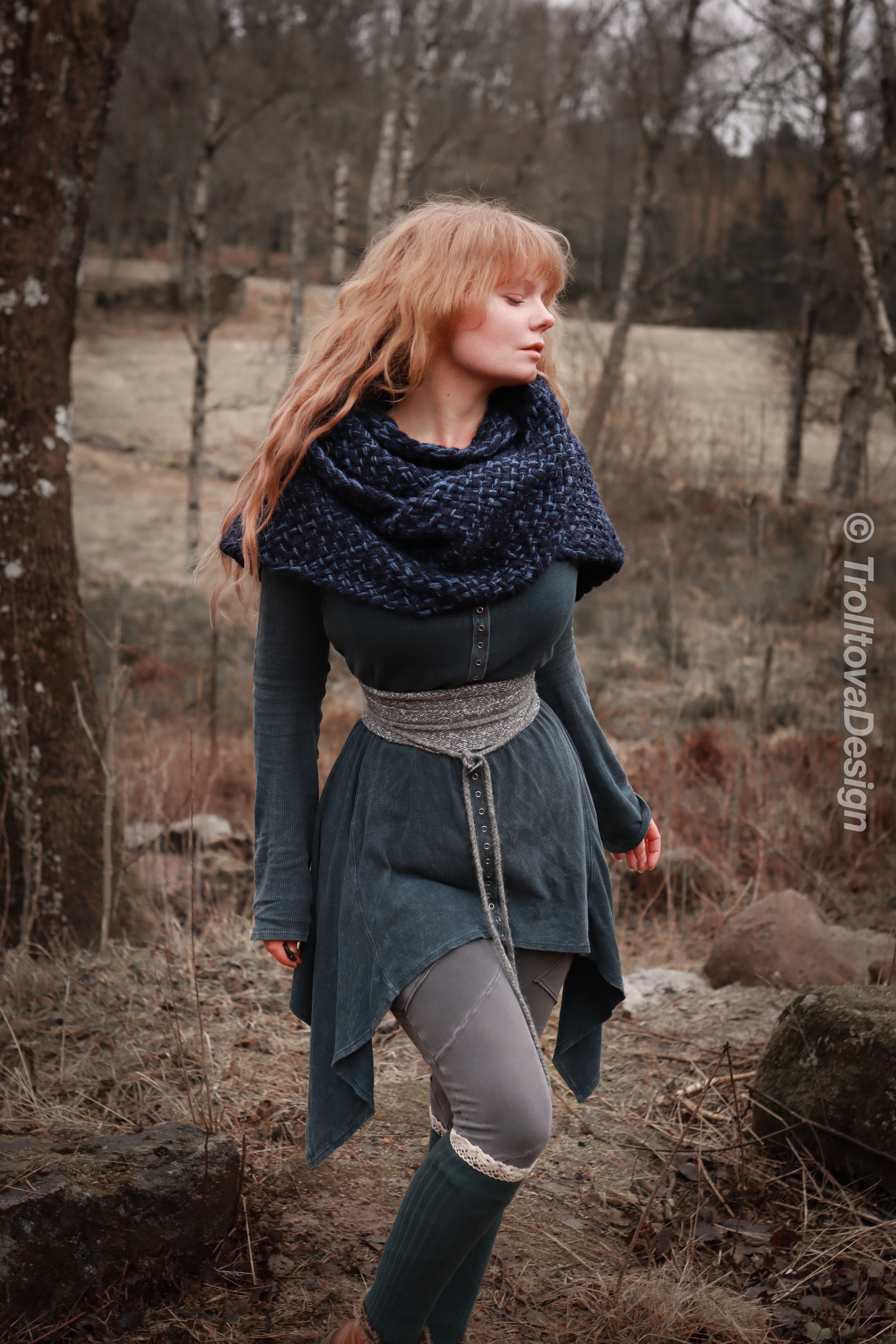 Handwoven extra long snood in dark blue wool and alpaca.