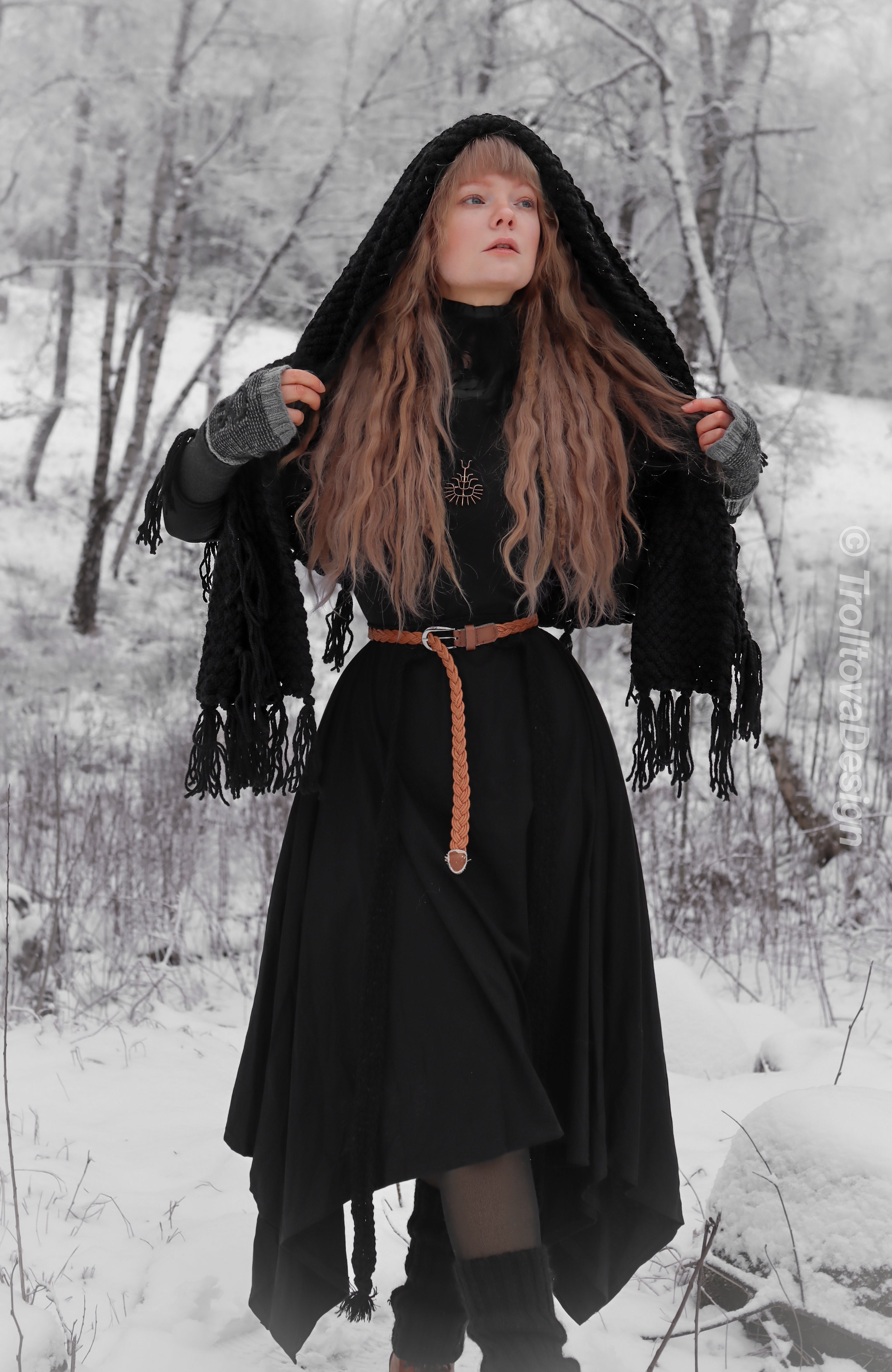 Handwoven hooded shawl in black wool and alpaca.
