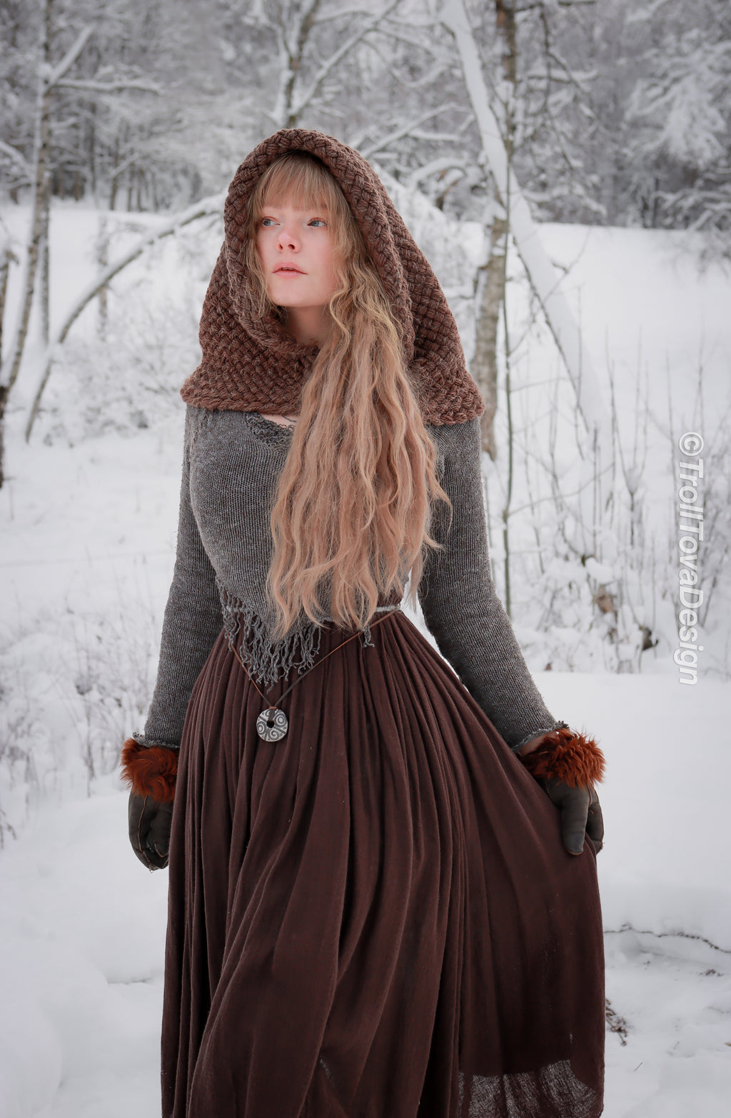 Handwoven hood in brown wool and alpaca.