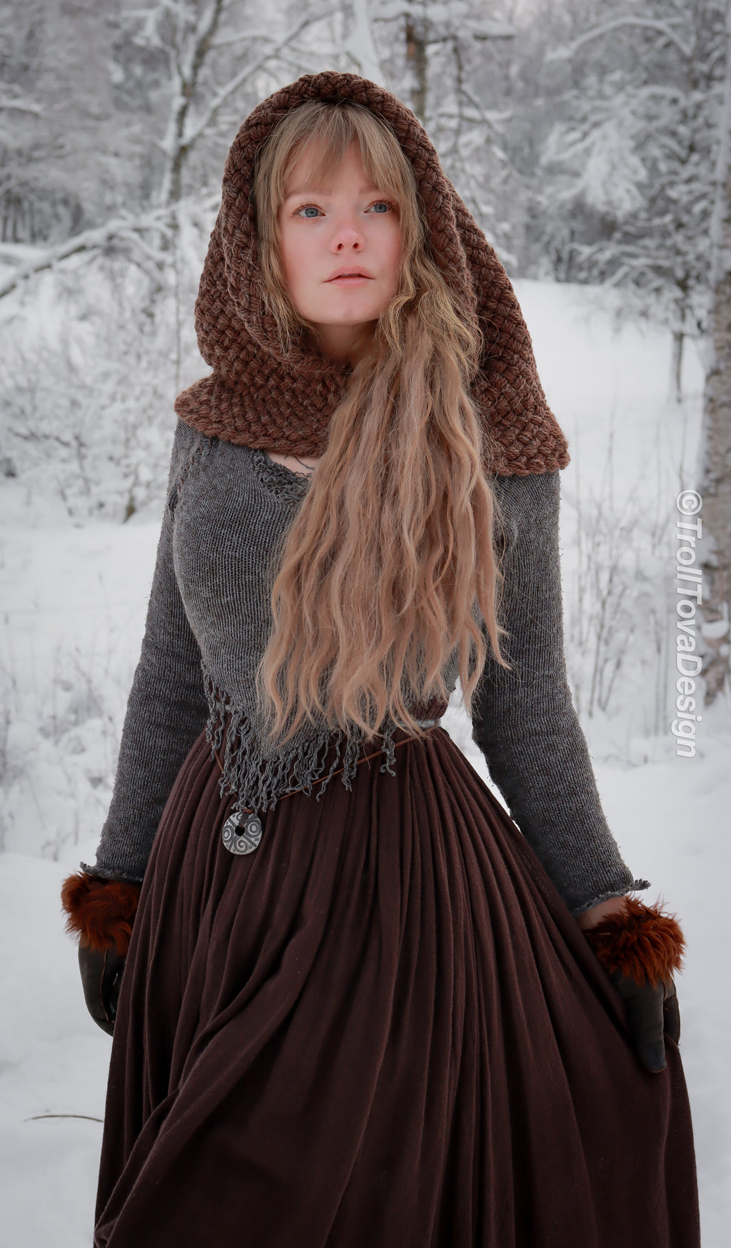 Handwoven hood in brown wool and alpaca.
