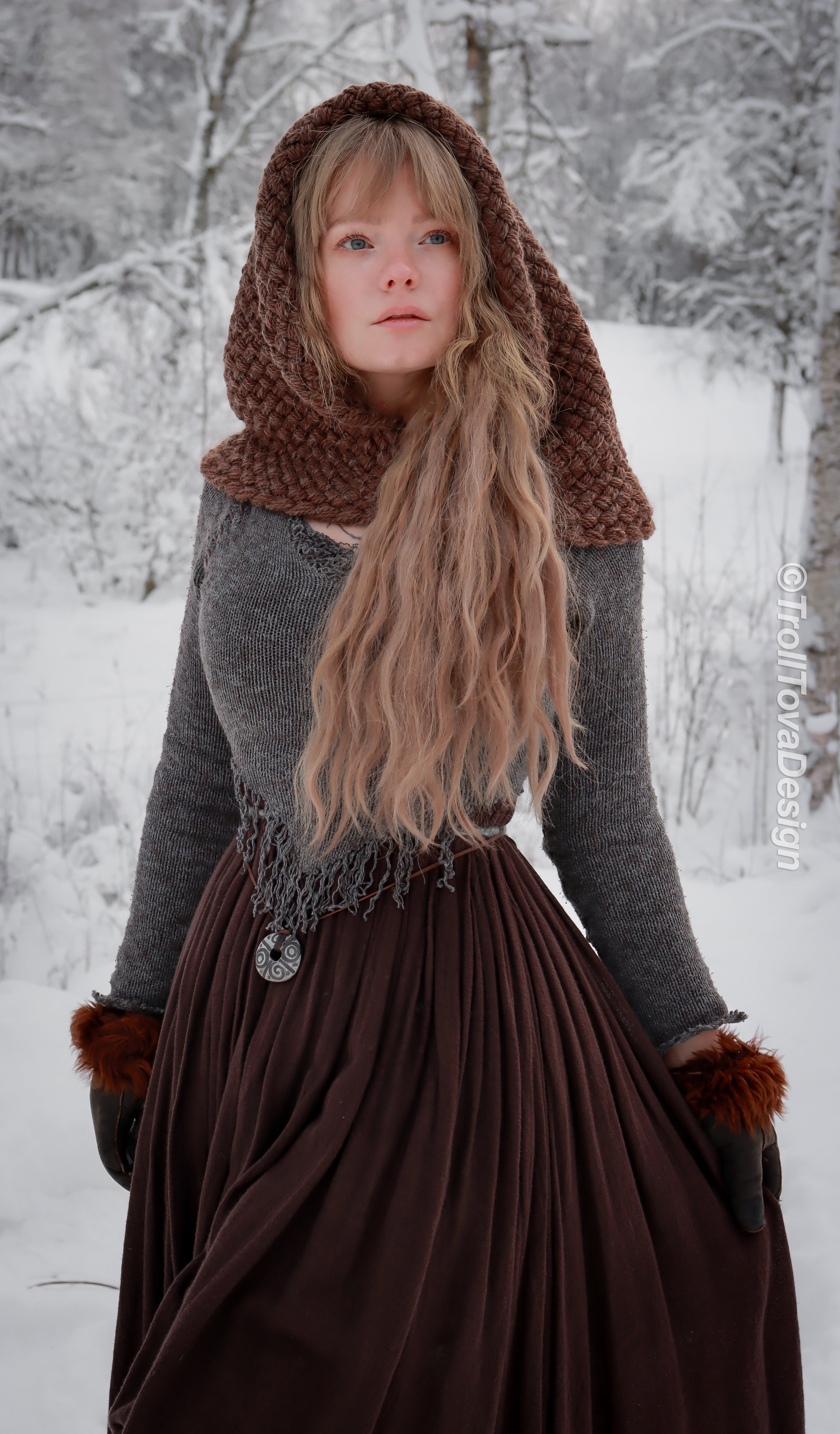 Handwoven hood in brown wool and alpaca.