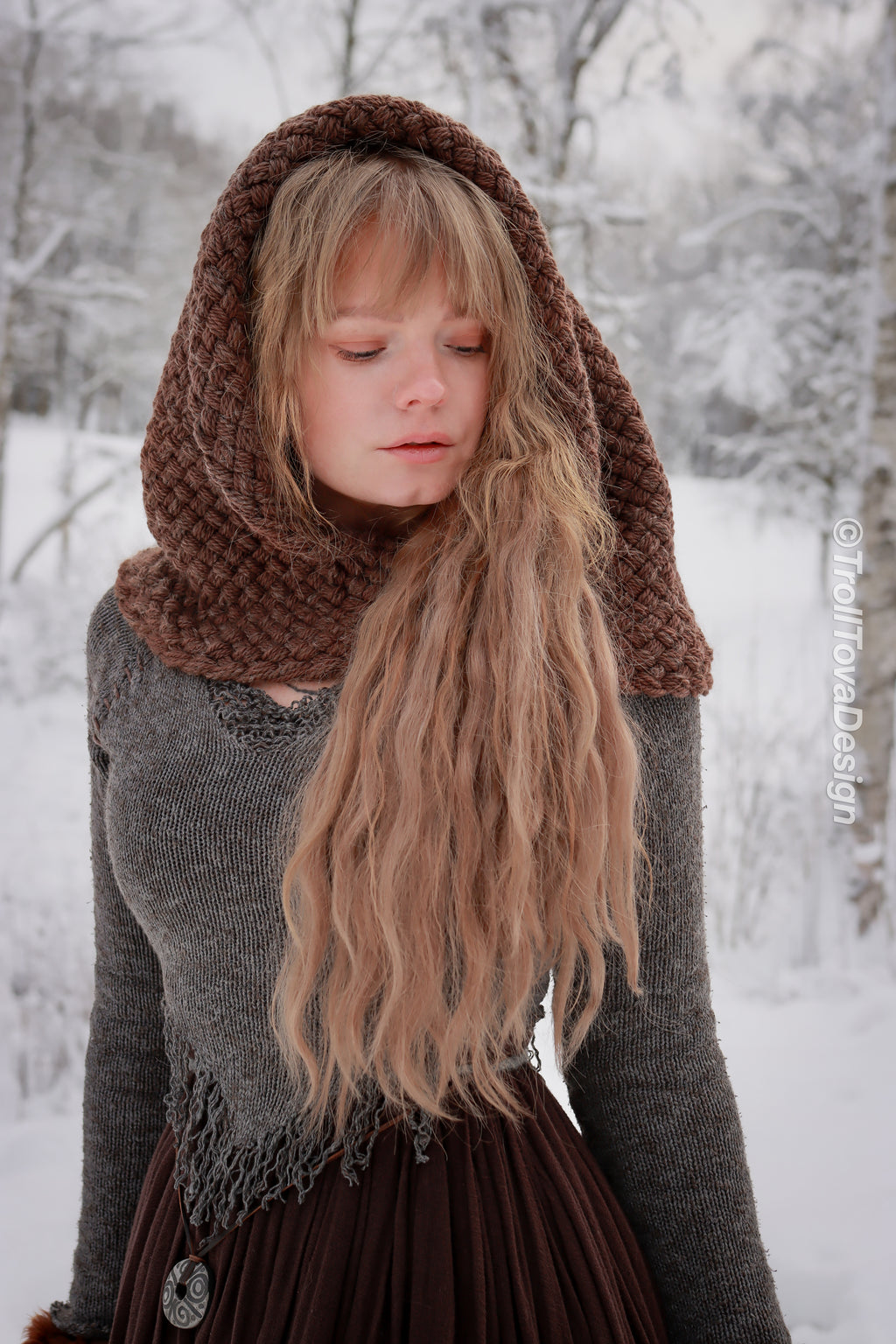 Handwoven hood in brown wool and alpaca.