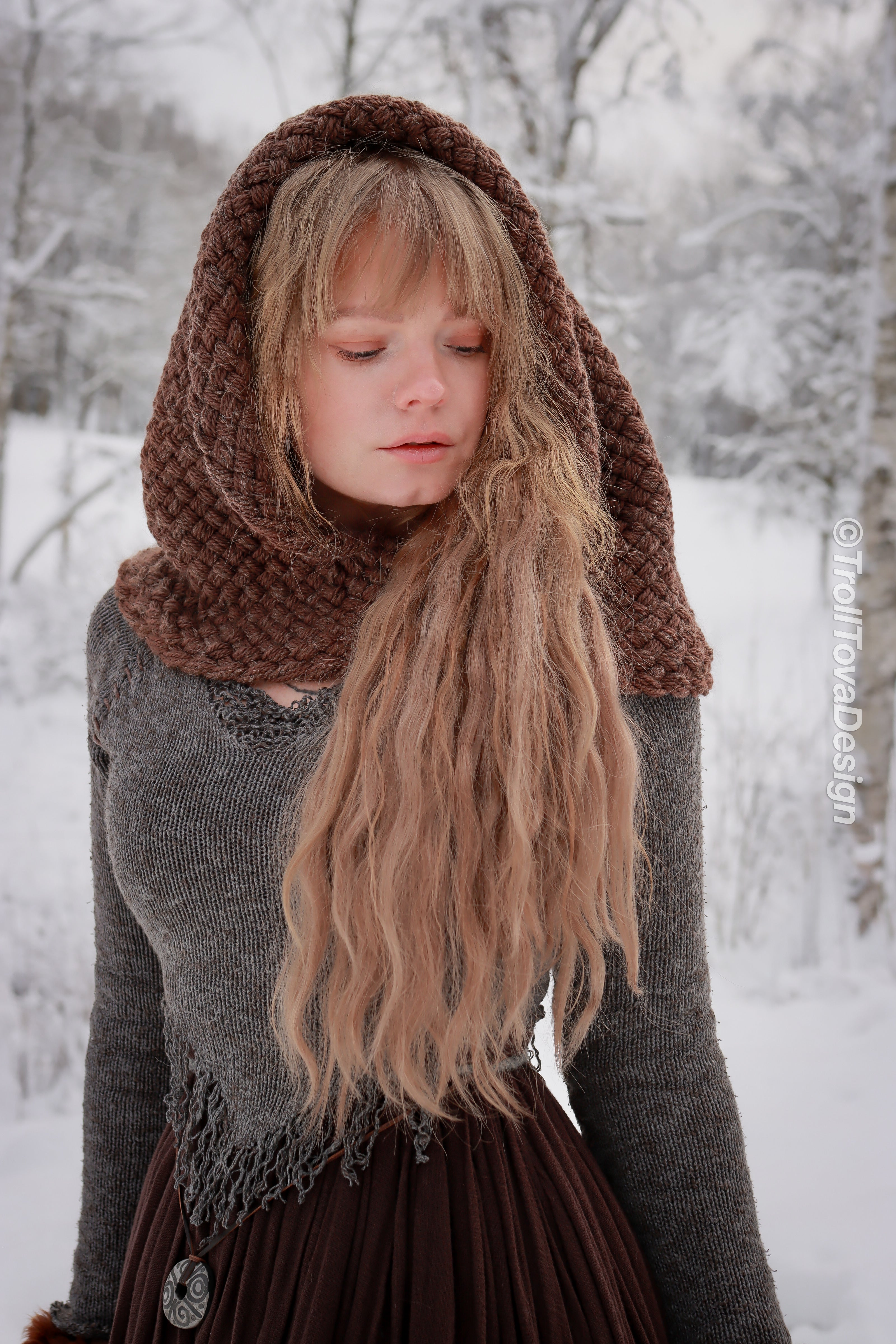 Handwoven hood in brown wool and alpaca.