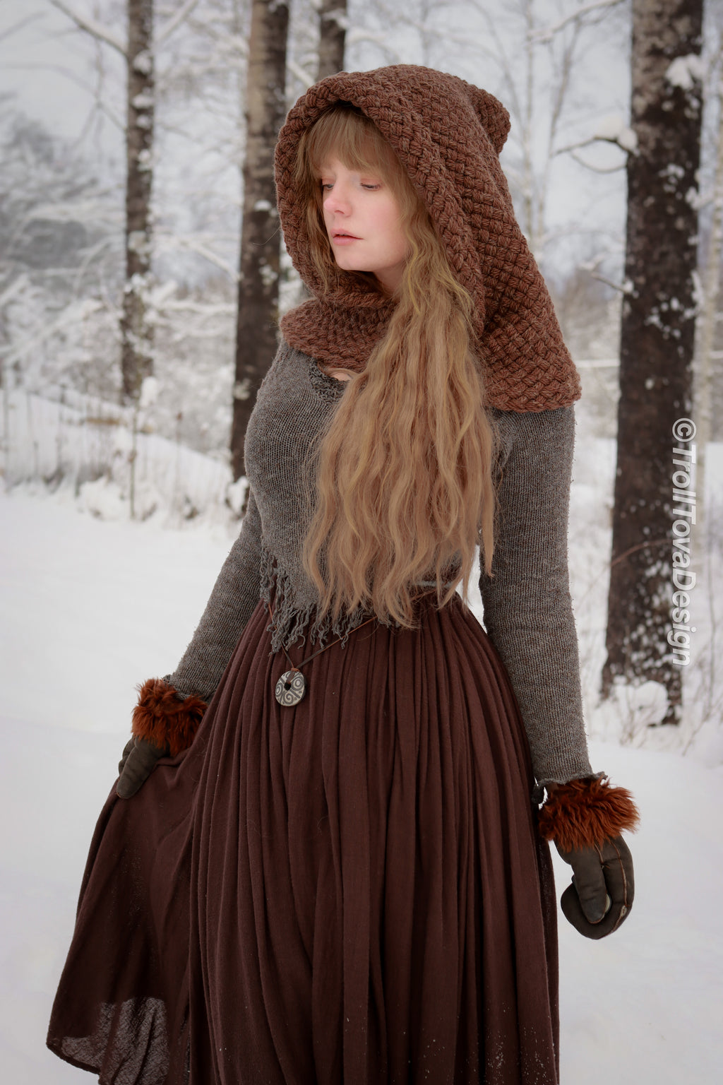 Handwoven hood in brown wool and alpaca.