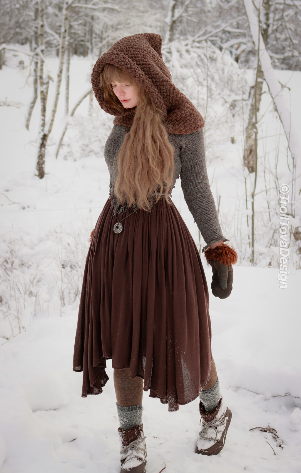 Handwoven hood in brown wool and alpaca.