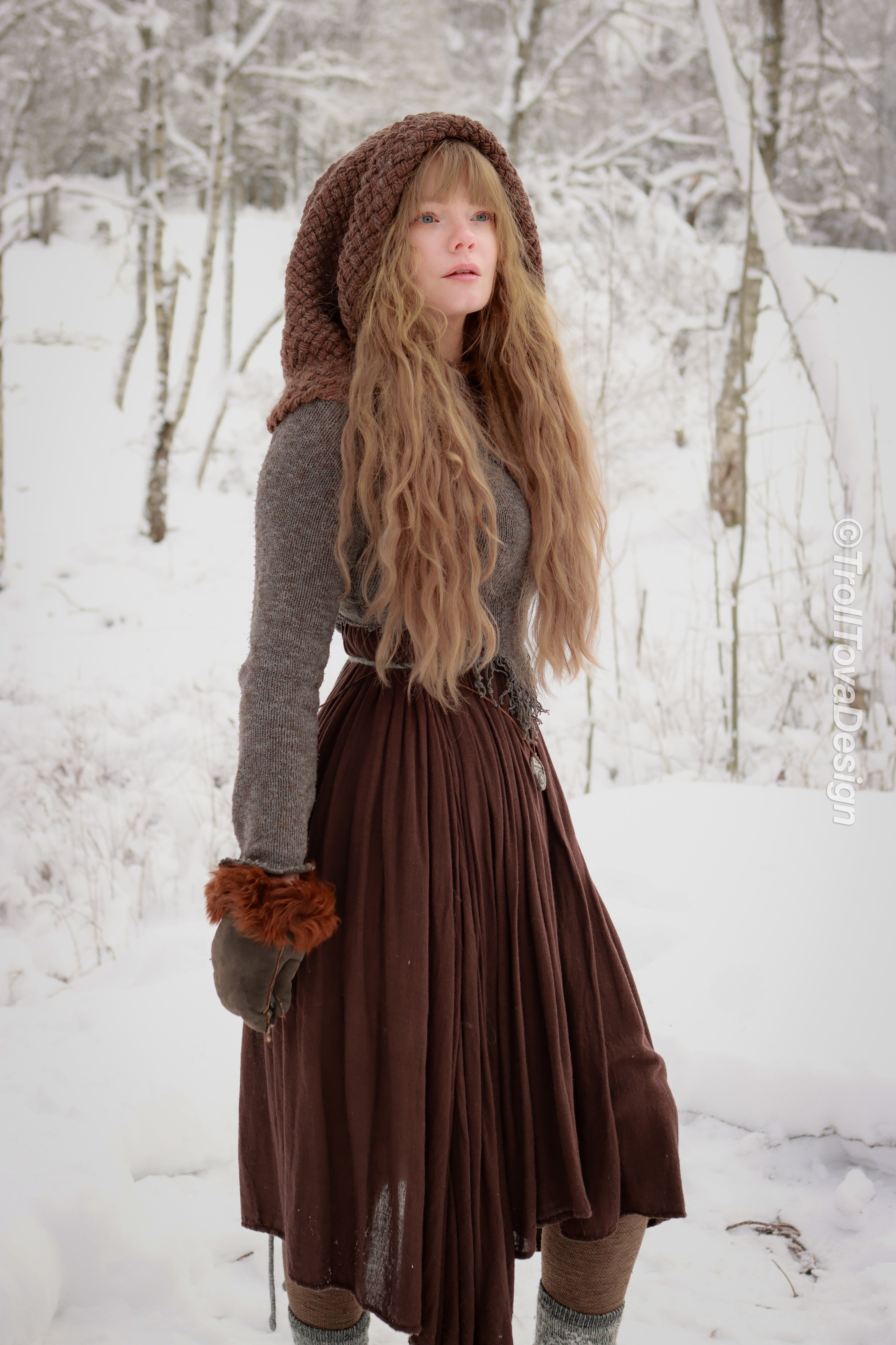 Handwoven hood in brown wool and alpaca.